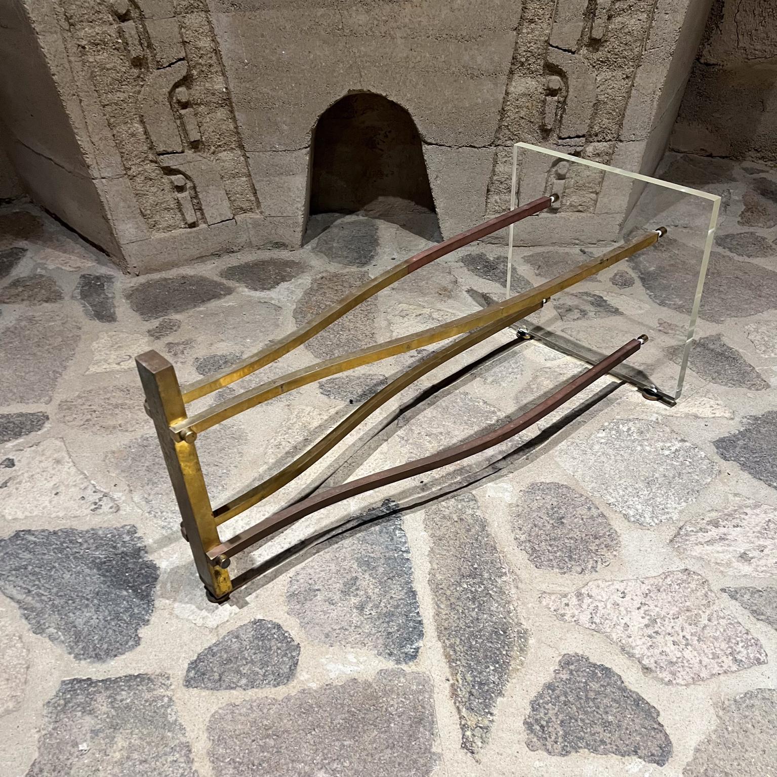Table basse ovale des années 1960 en lucite et laiton d'après Charles Hollis Jones en vente 4