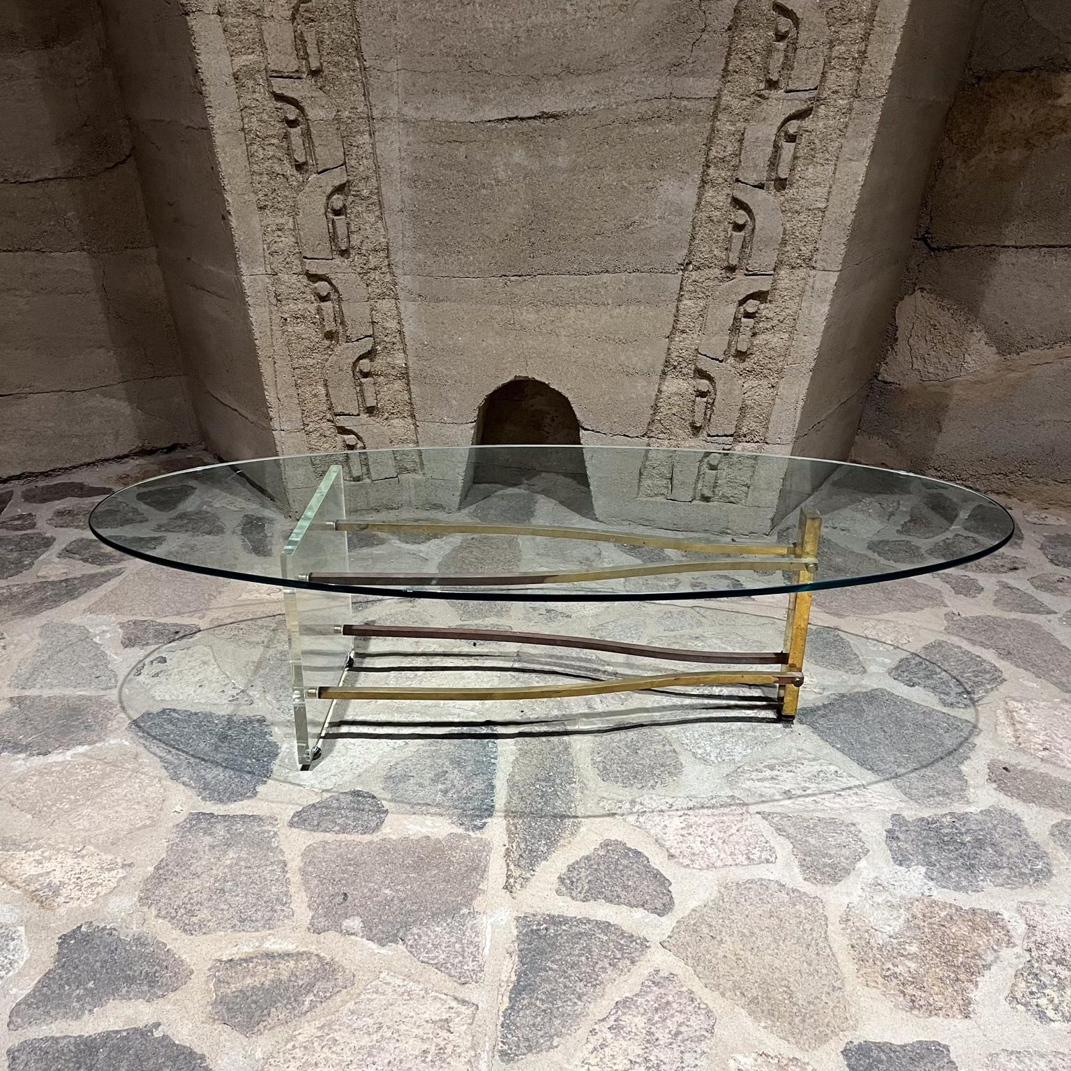 Mid-Century Modern Table basse ovale des années 1960 en lucite et laiton d'après Charles Hollis Jones en vente