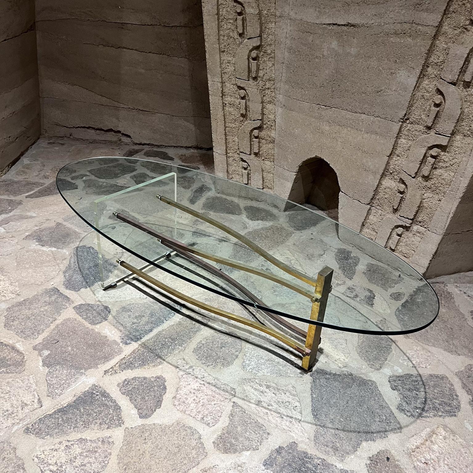 Américain Table basse ovale des années 1960 en lucite et laiton d'après Charles Hollis Jones en vente