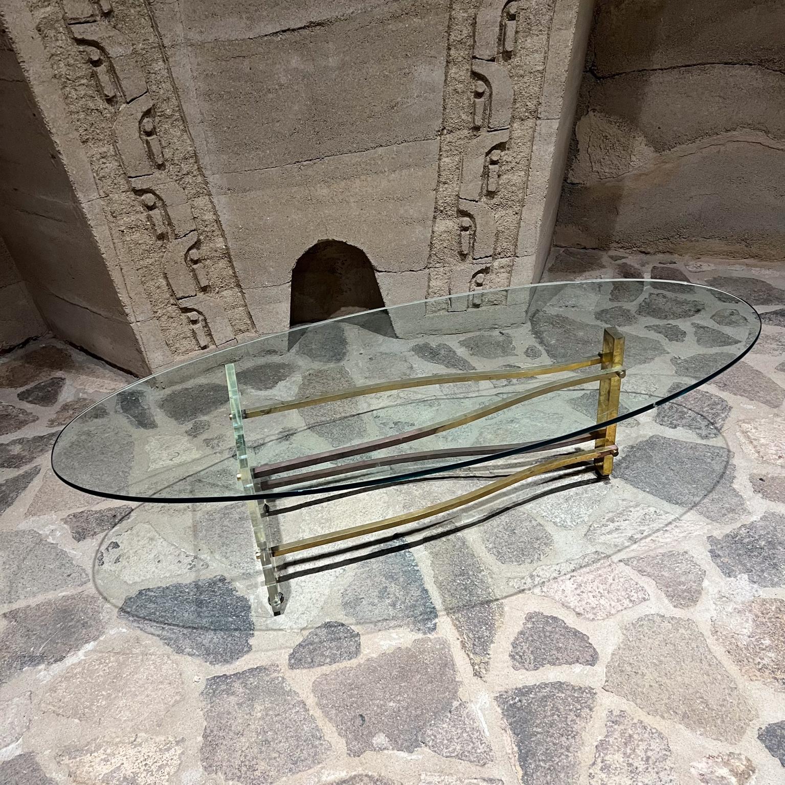 Table basse ovale des années 1960 en lucite et laiton d'après Charles Hollis Jones Bon état - En vente à Chula Vista, CA