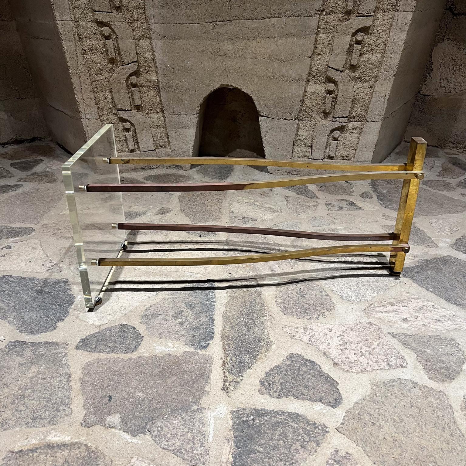 Milieu du XXe siècle Table basse ovale des années 1960 en lucite et laiton d'après Charles Hollis Jones en vente