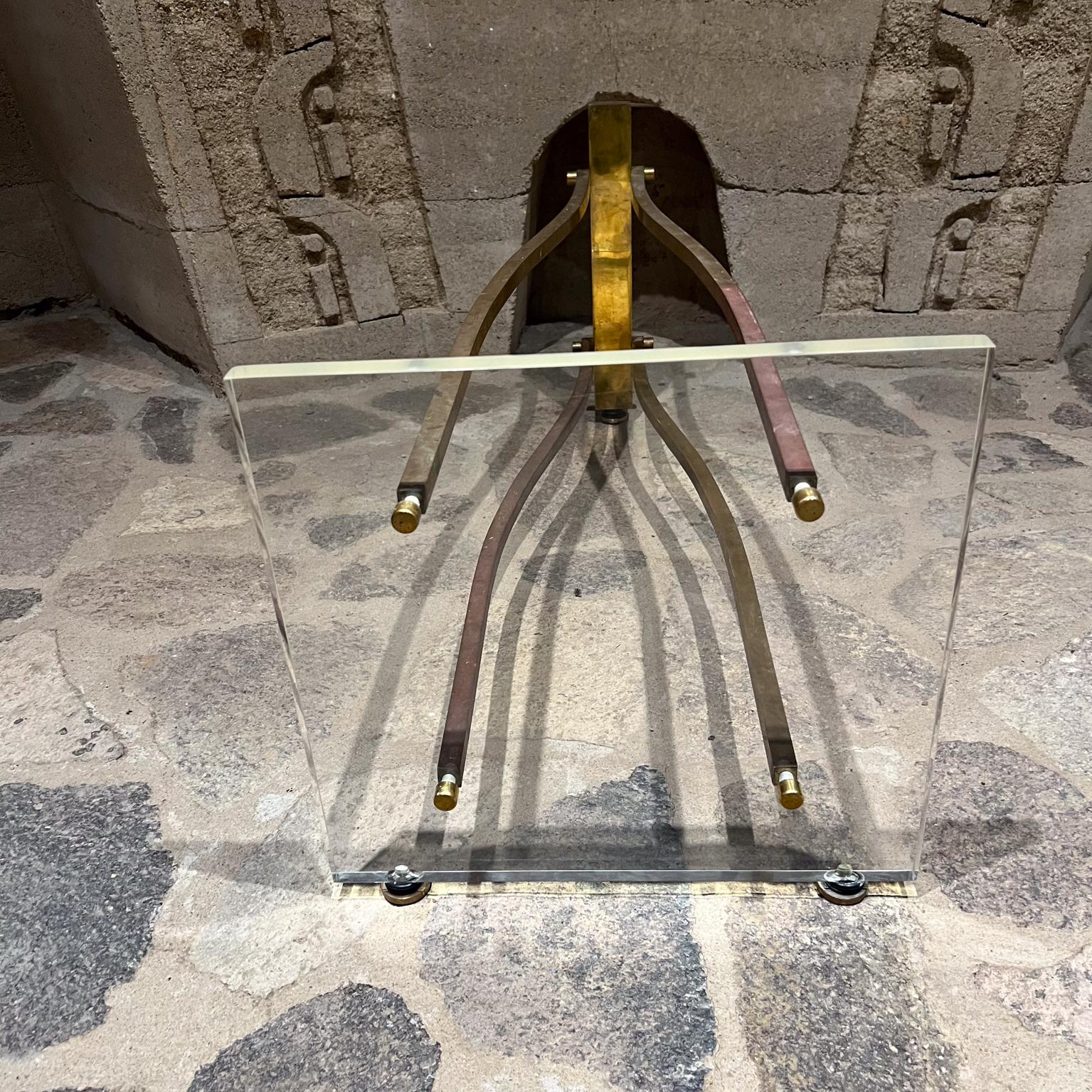 Table basse ovale des années 1960 en lucite et laiton d'après Charles Hollis Jones en vente 2