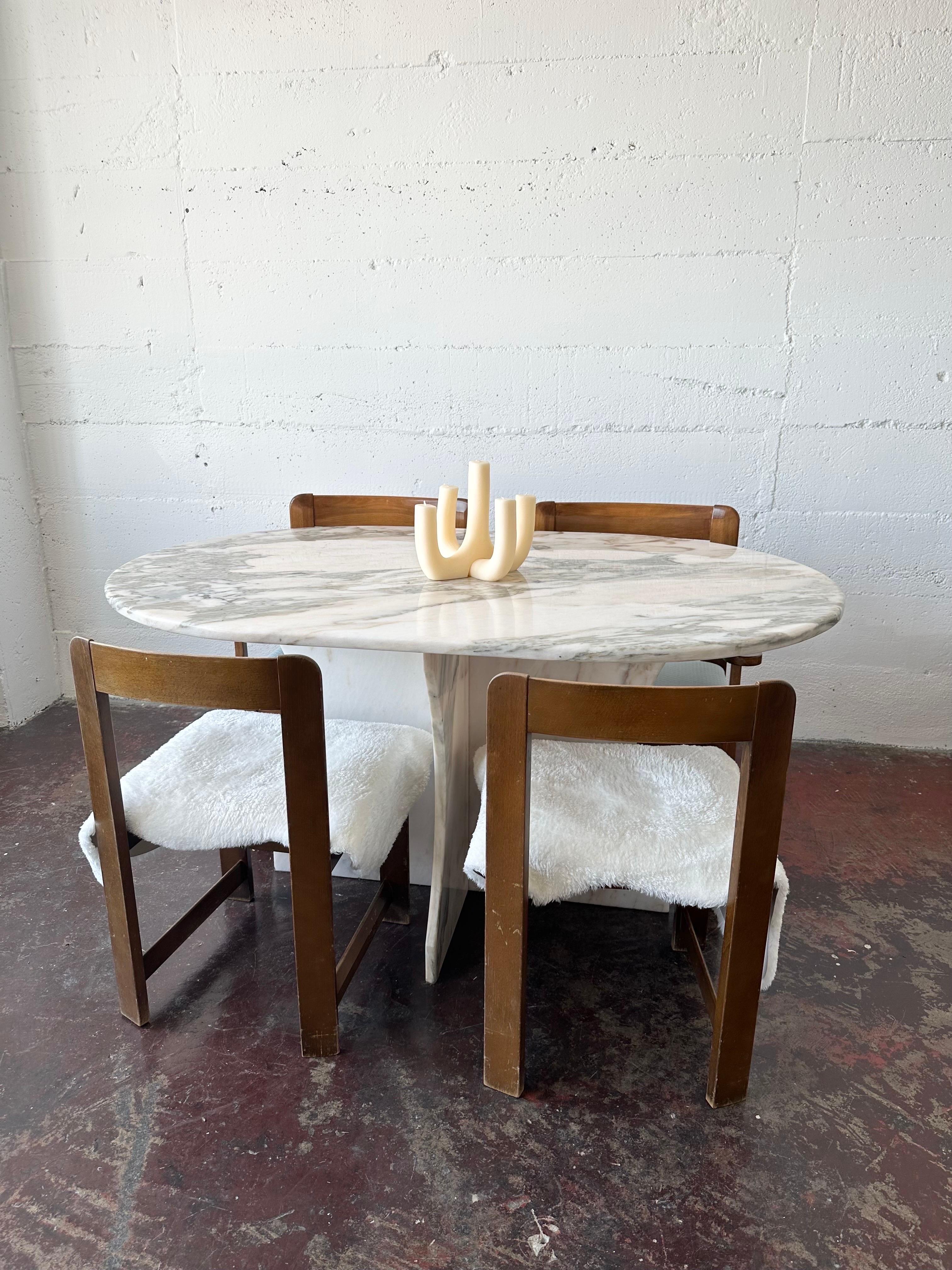 1960s Oval Italian Marble Dining Table In Good Condition For Sale In Los Angeles, CA