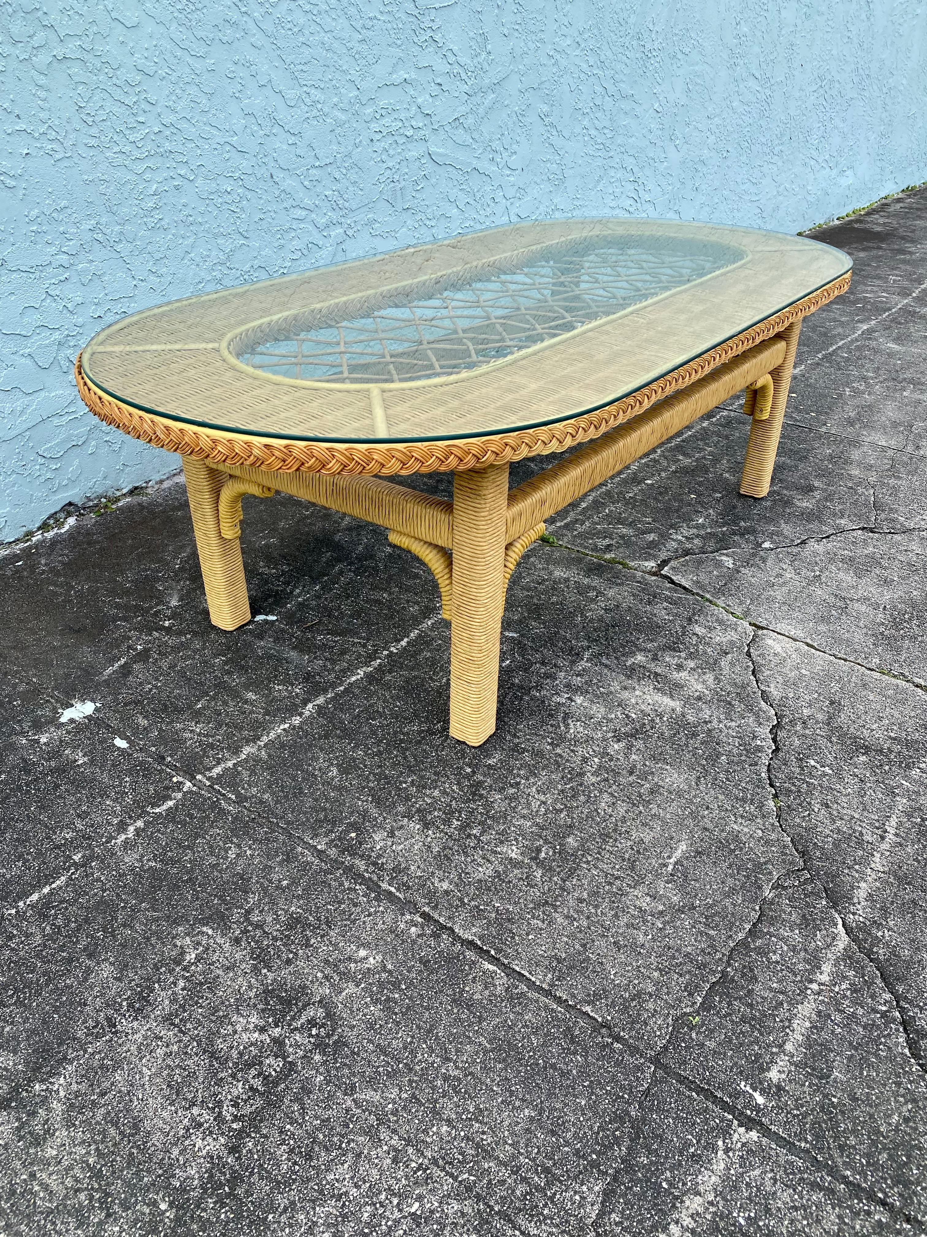 Américain Table basse ovale en rotin tressé et verre treillis des années 1960 en vente