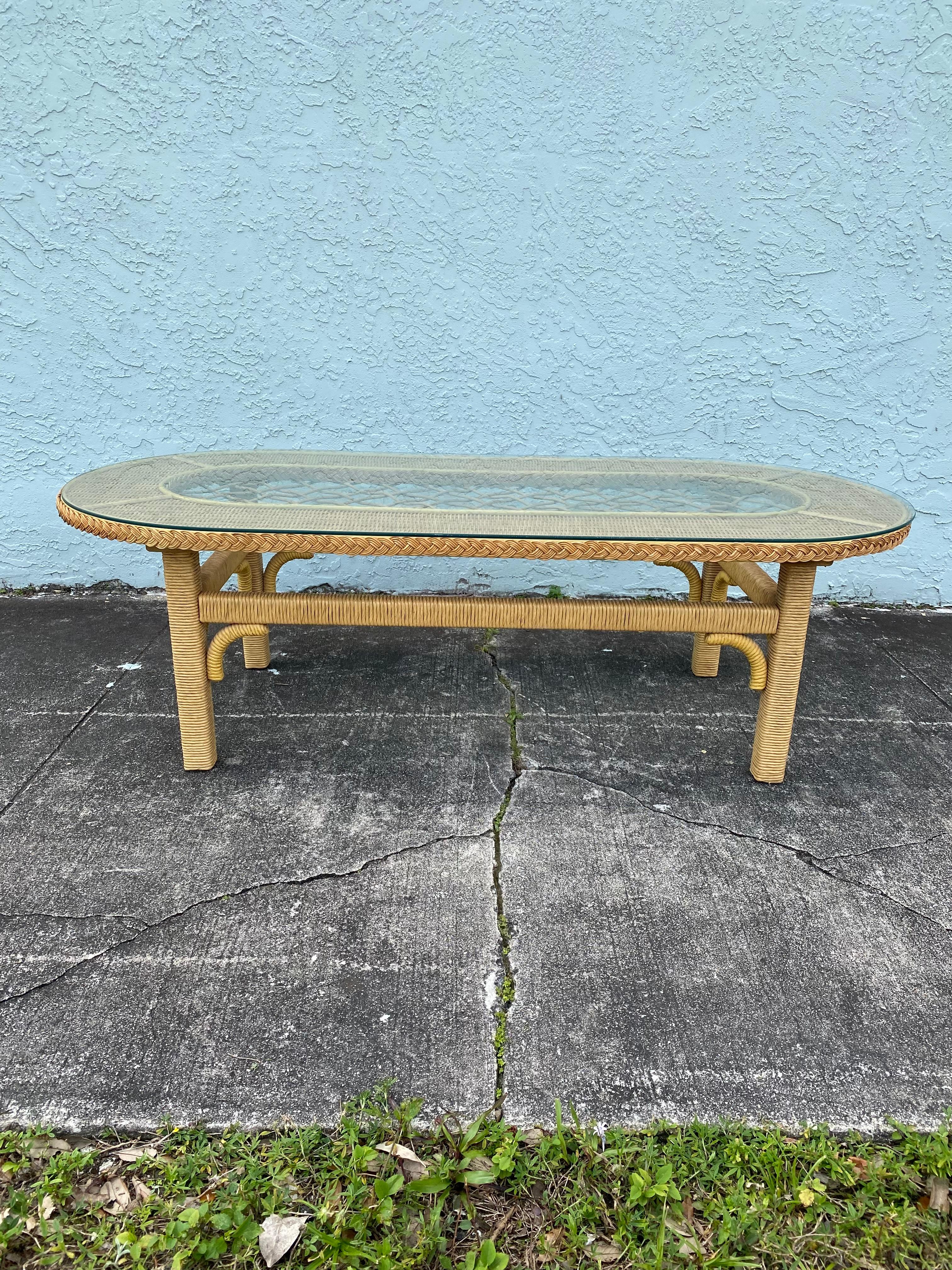 Table basse ovale en rotin tressé et verre treillis des années 1960 Bon état - En vente à Fort Lauderdale, FL