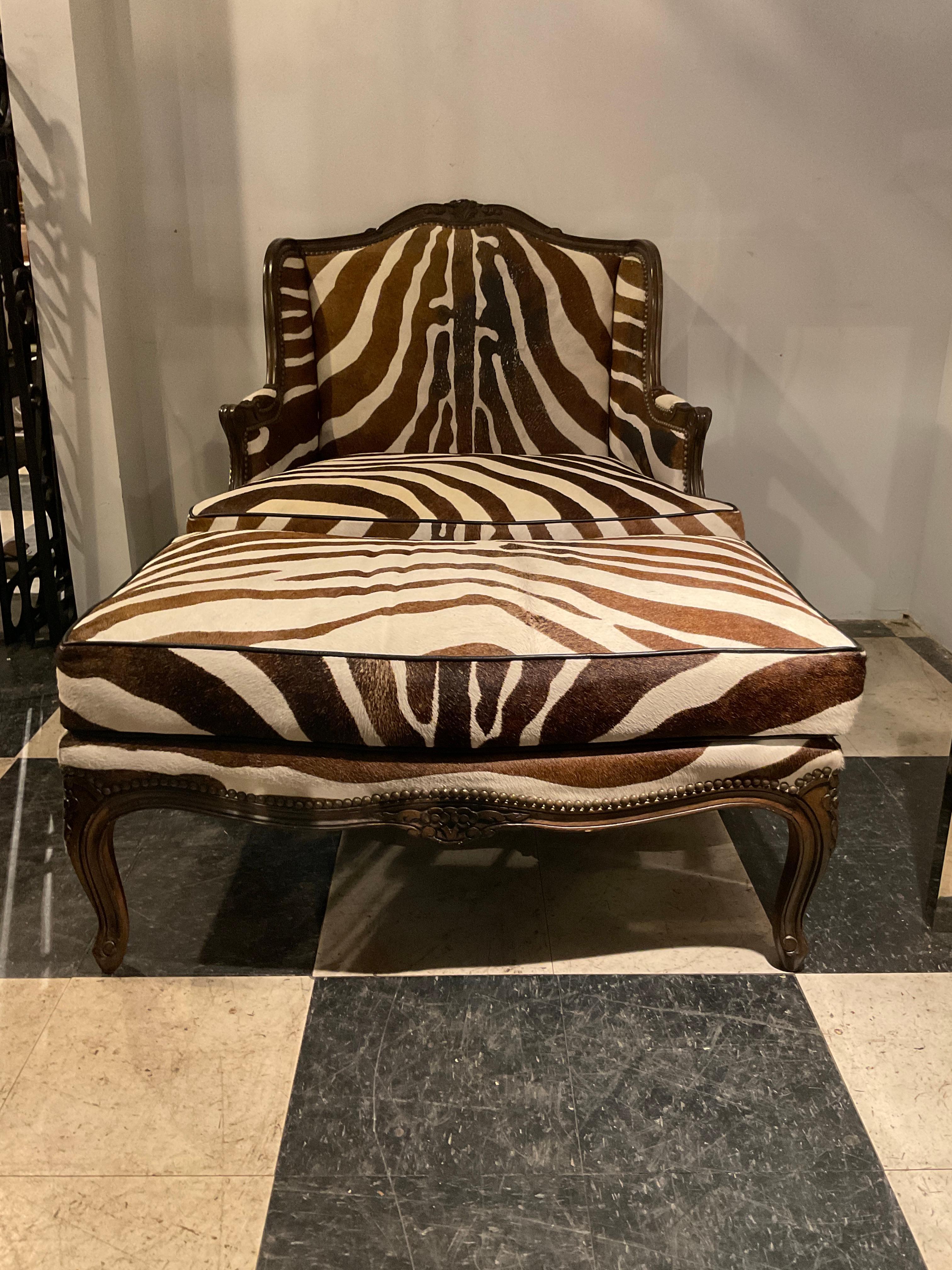 1960s Oversized Bergere And Ottoman Upholstered In Zebra Pattern Cowhide In Good Condition For Sale In Tarrytown, NY