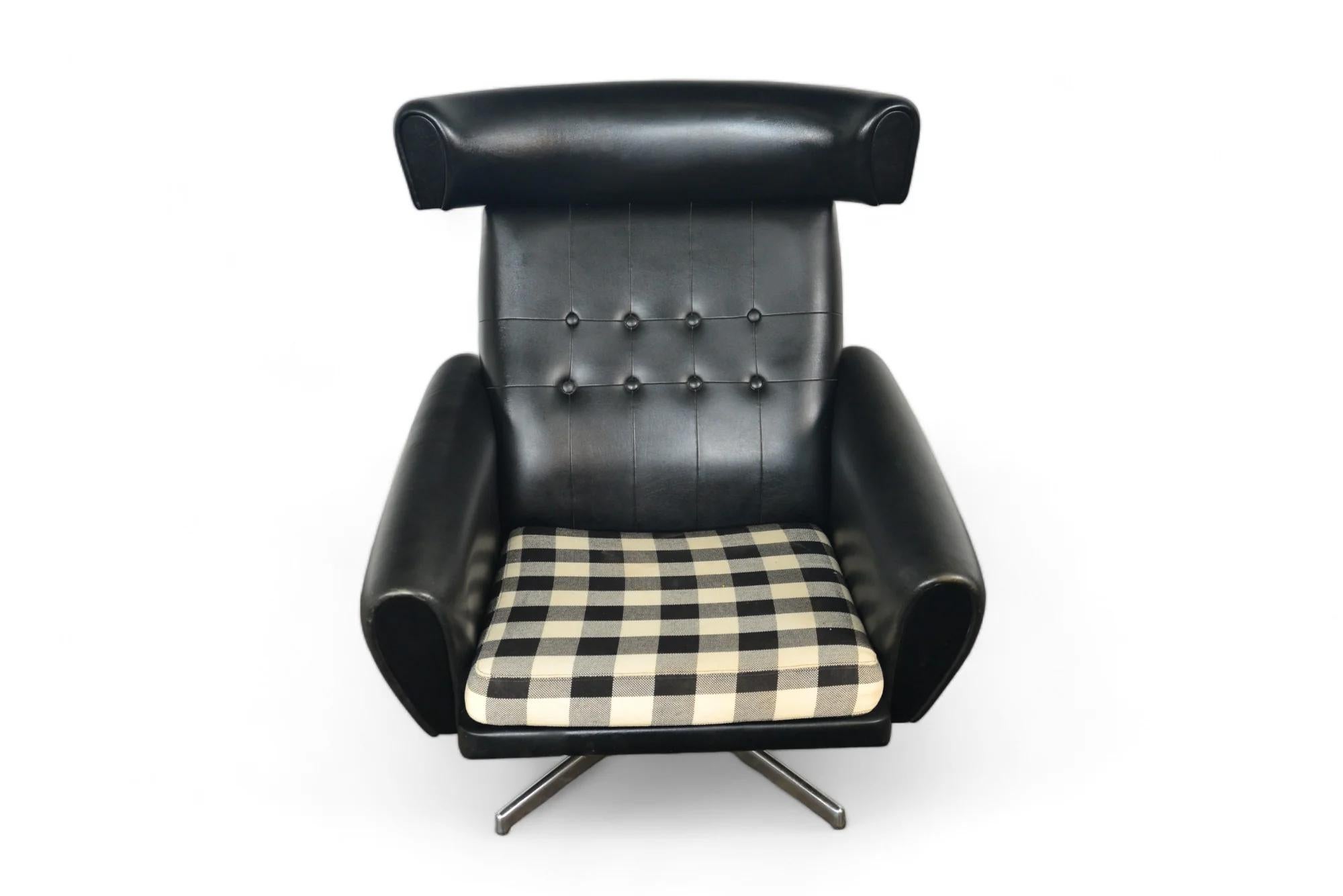 Origine : Danemark
Designer : Inconnu
Fabricant : Inconnu
Époque : années 1960
MATERIAL : Vinyle, Teck
Dimensions : 30.5″ de largeur x 30.5″ de profondeur x 38″ de hauteur, assise : 17
