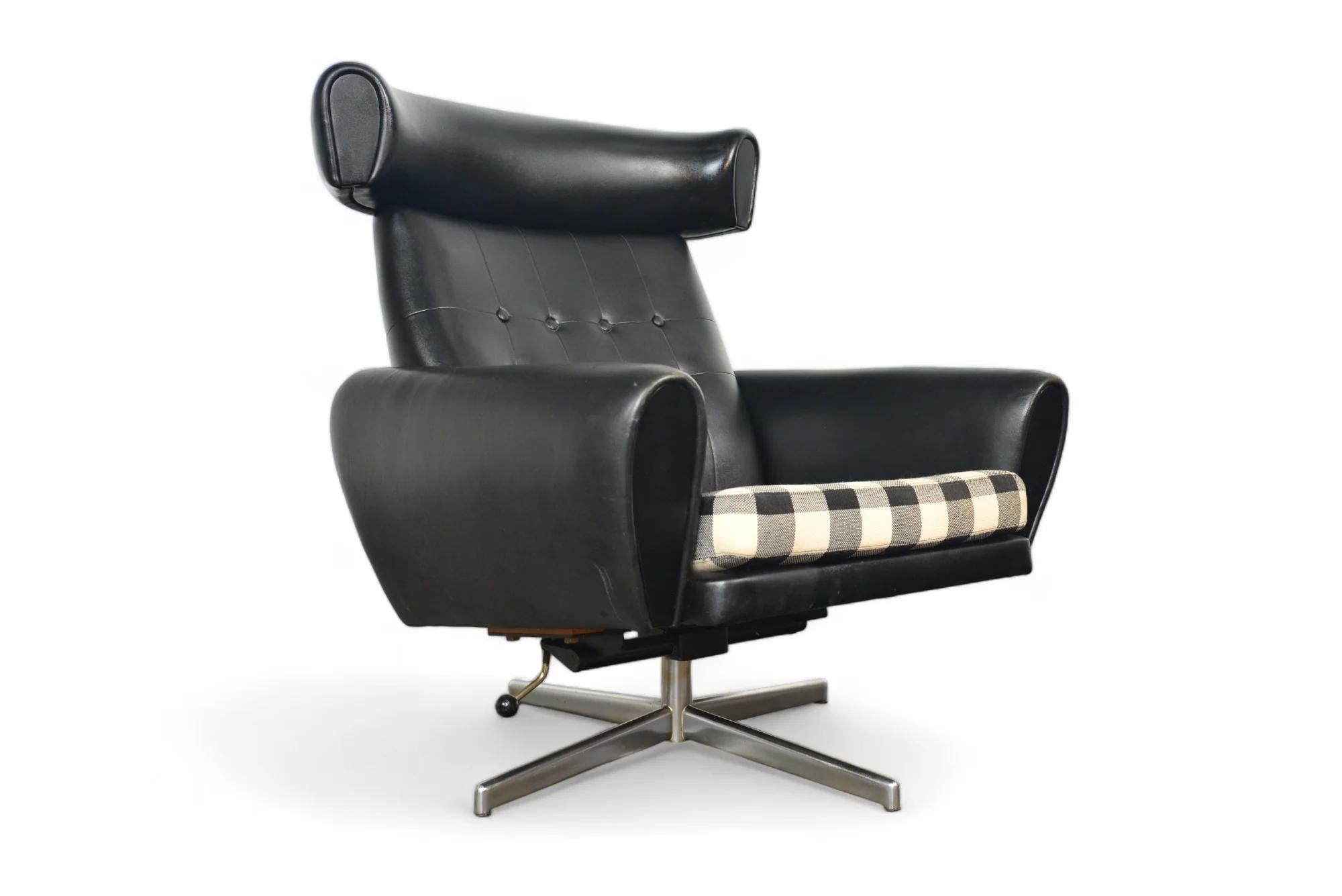 Mid-Century Modern 1960s Ox Style Wingback Swivel Lounge In Black Vinyl For Sale