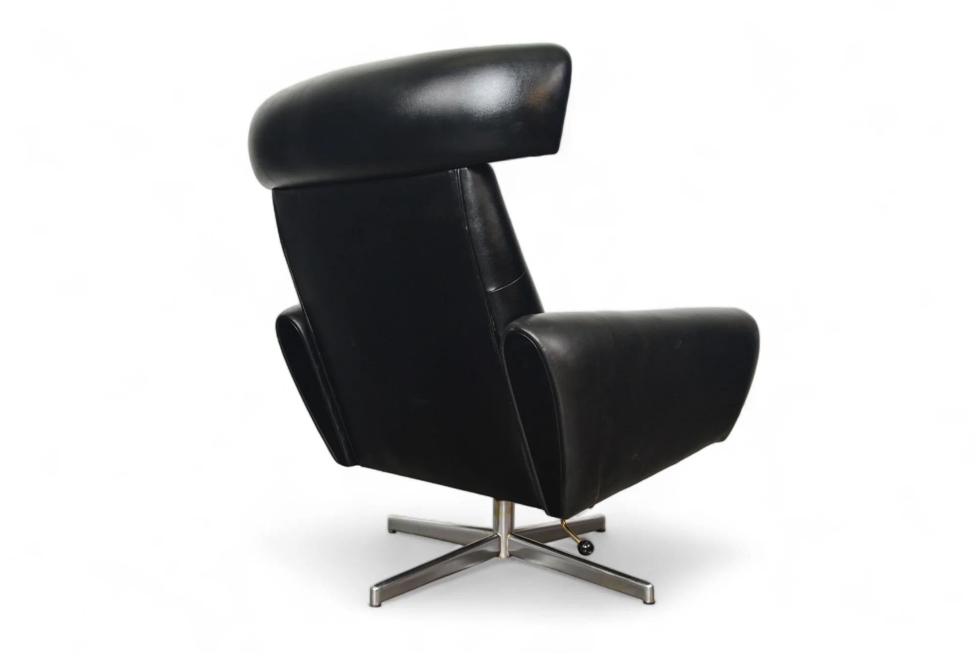 20th Century 1960s Ox Style Wingback Swivel Lounge In Black Vinyl For Sale
