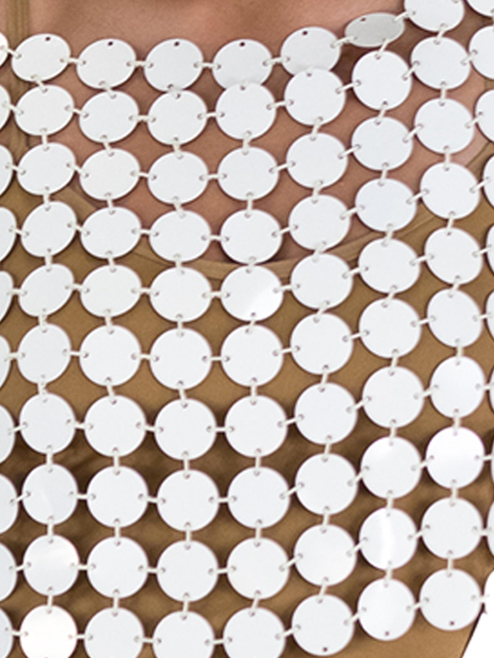 PACO RABANNE DES ANNÉES 1960  Style : Top en plastique blanc à cotte de mailles en vente 1