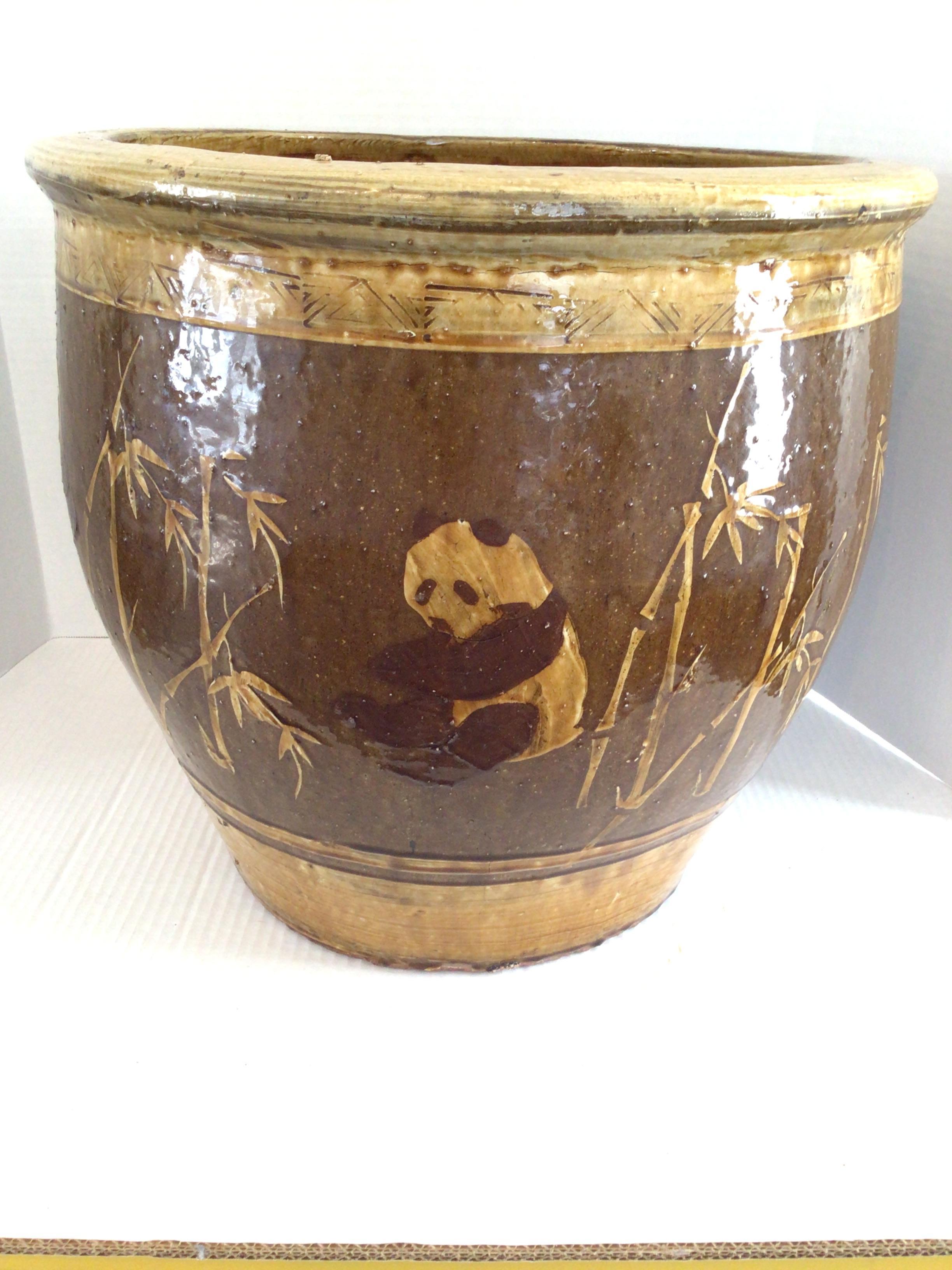 Jardinière en terre cuite peinte et émaillée des années 1960 avec motif de panda et de bambou Bon état - En vente à Tarrytown, NY