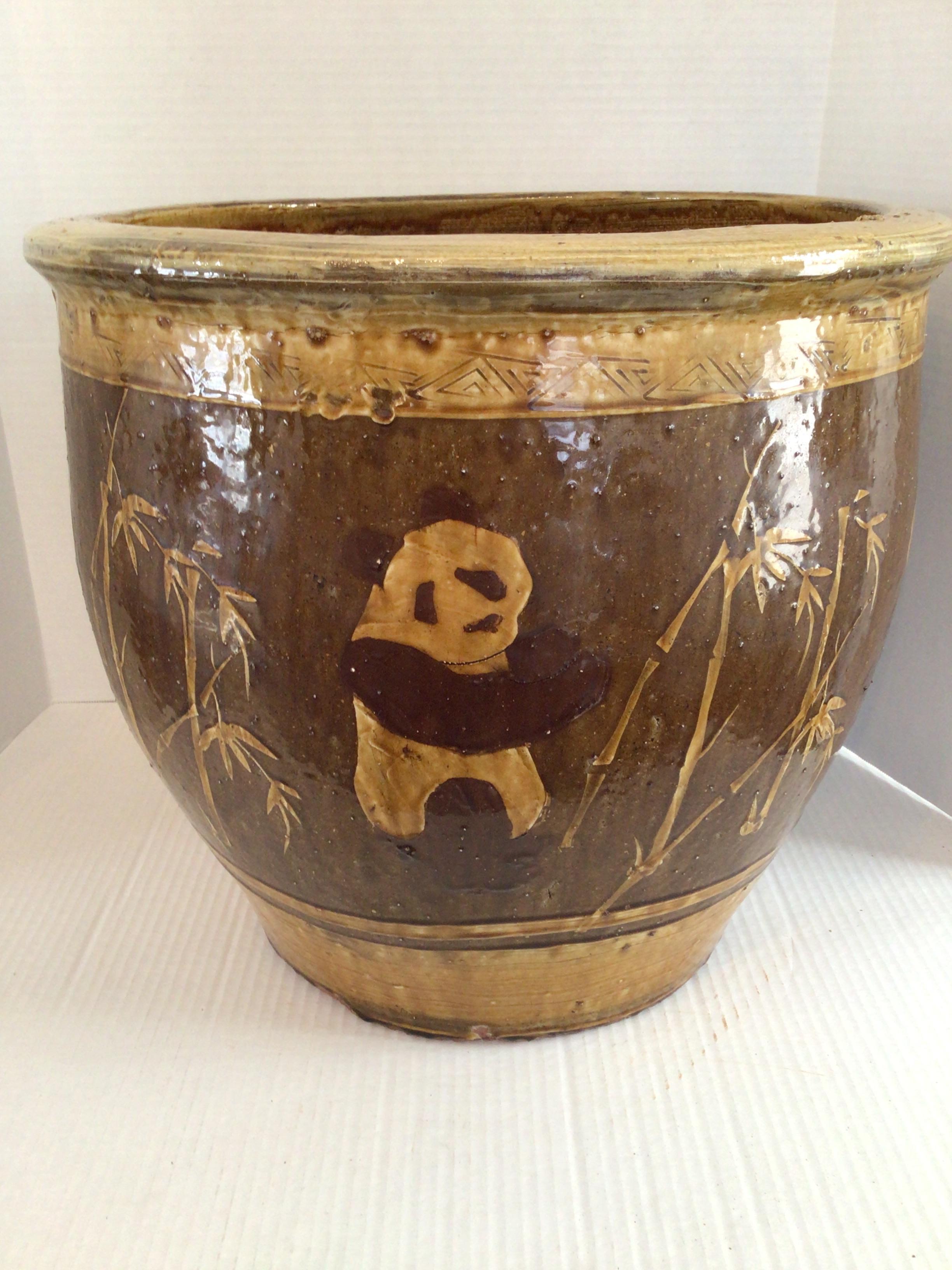 Milieu du XXe siècle Jardinière en terre cuite peinte et émaillée des années 1960 avec motif de panda et de bambou en vente