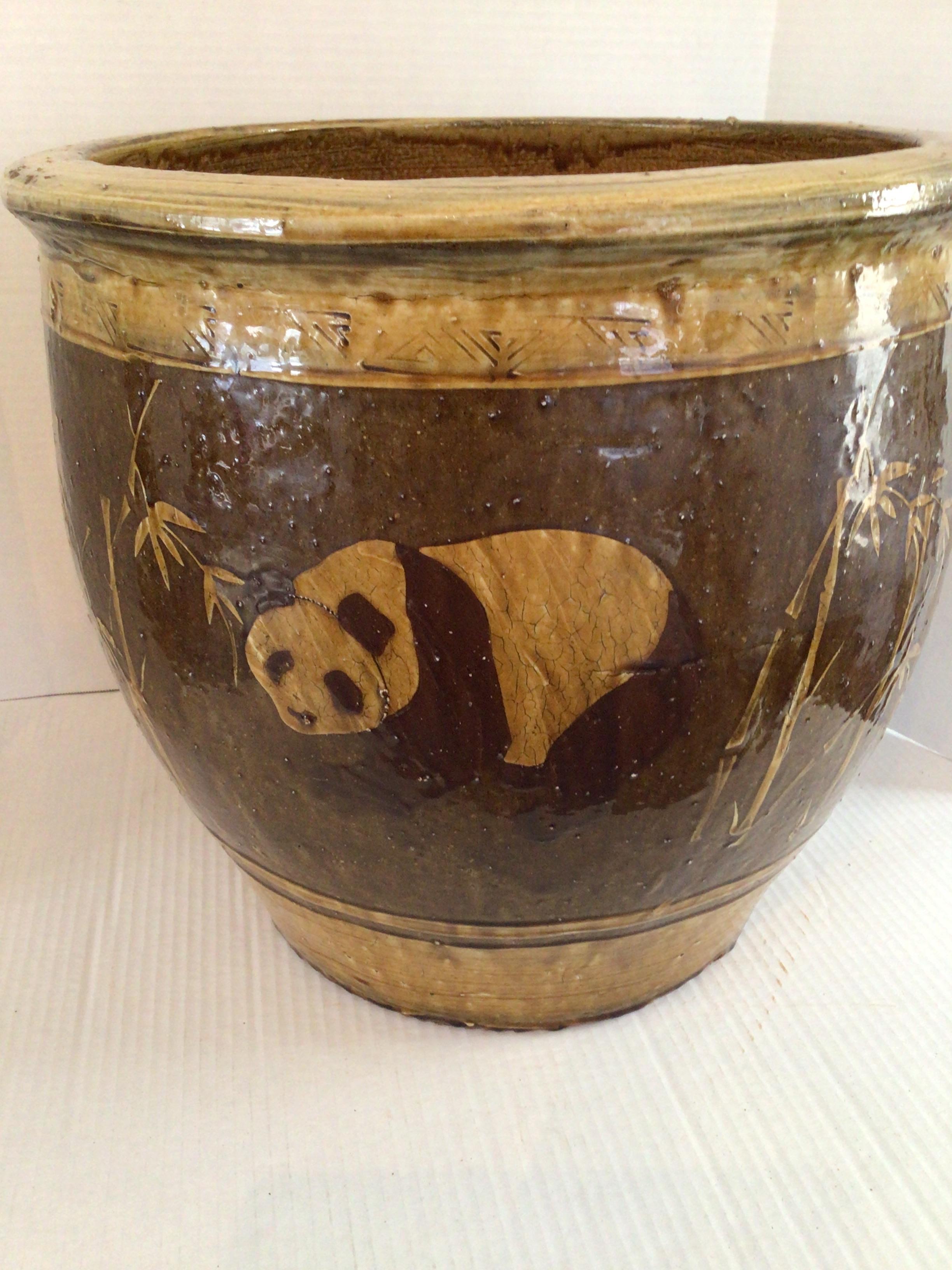 Terre cuite Jardinière en terre cuite peinte et émaillée des années 1960 avec motif de panda et de bambou en vente