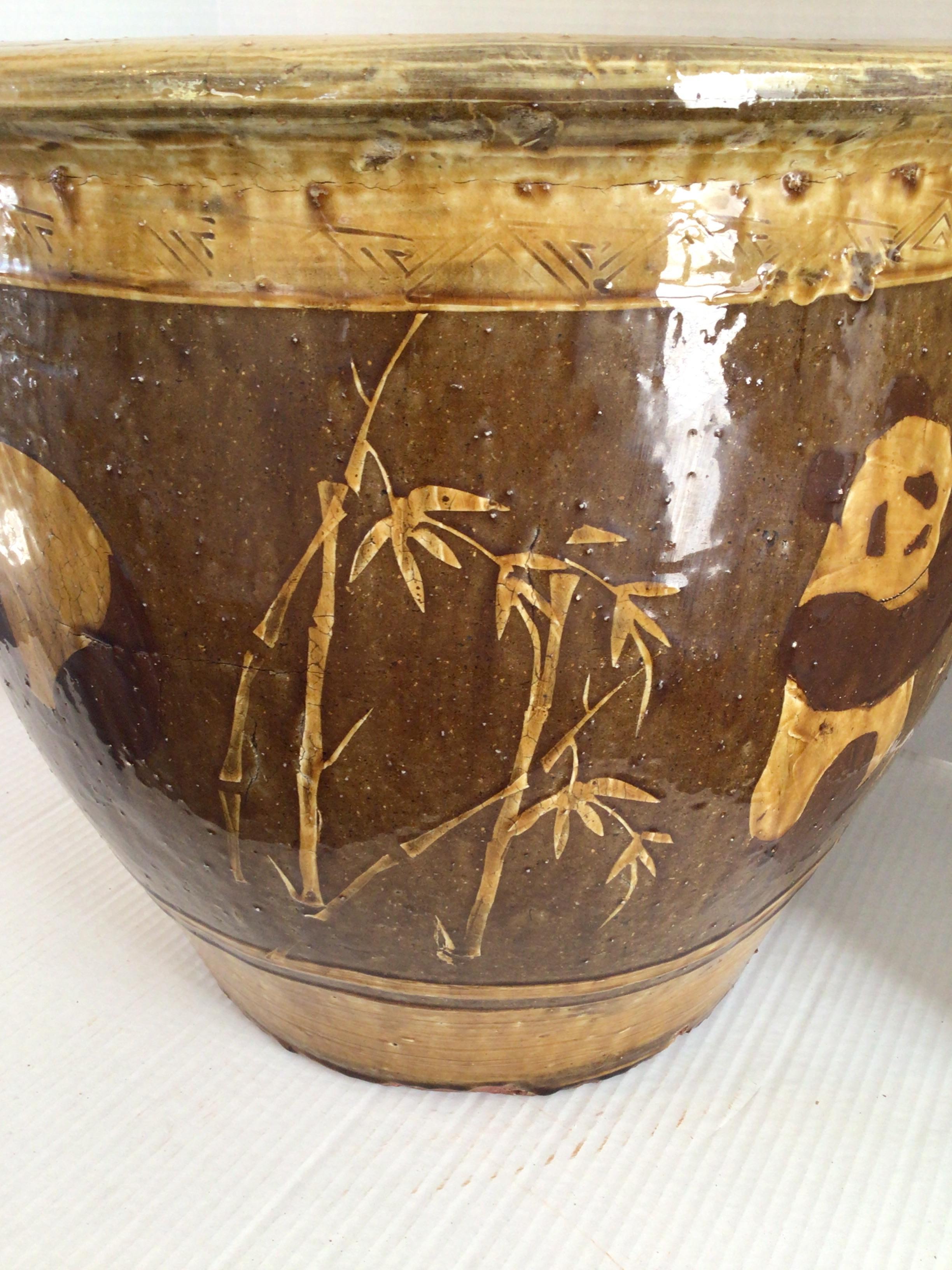 Jardinière en terre cuite peinte et émaillée des années 1960 avec motif de panda et de bambou en vente 1