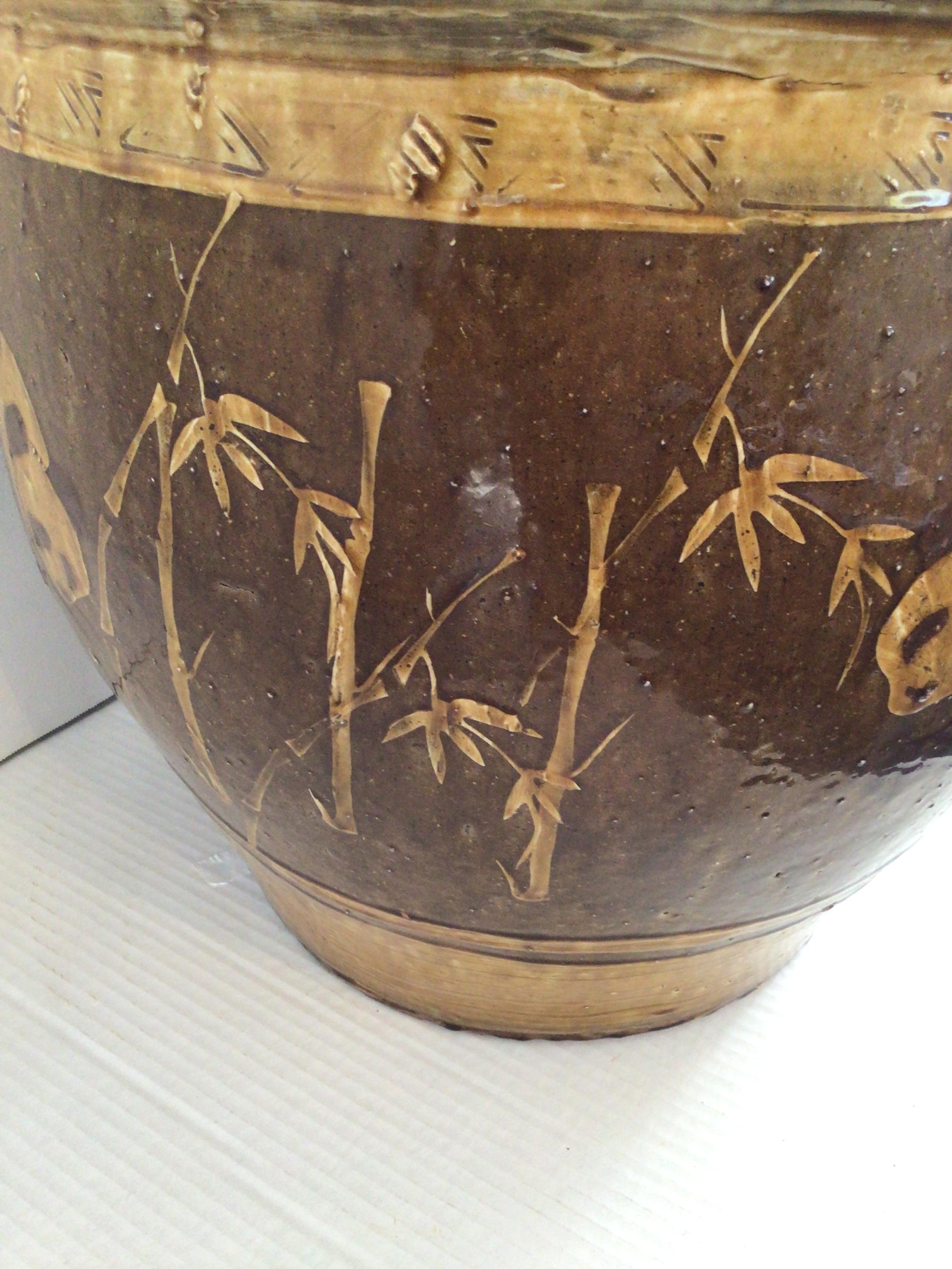 Jardinière en terre cuite peinte et émaillée des années 1960 avec motif de panda et de bambou en vente 2