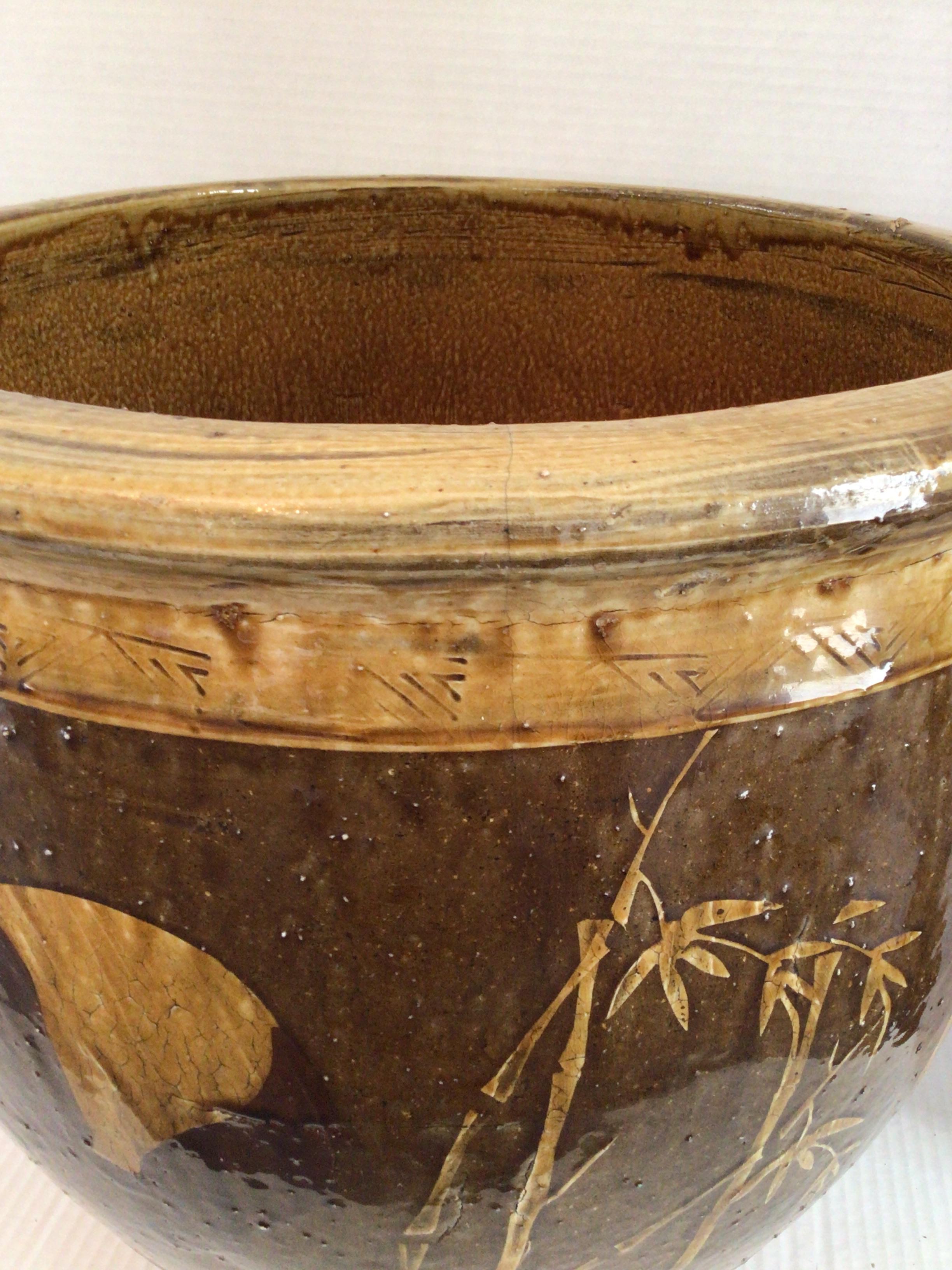 Jardinière en terre cuite peinte et émaillée des années 1960 avec motif de panda et de bambou en vente 3