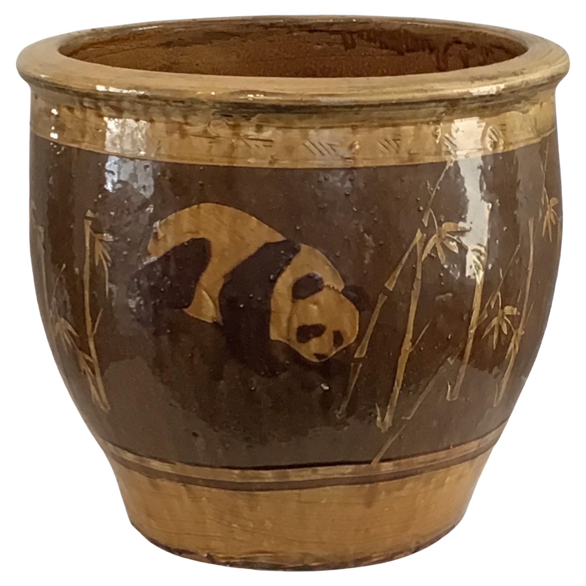 Jardinière en terre cuite peinte et émaillée des années 1960 avec motif de panda et de bambou