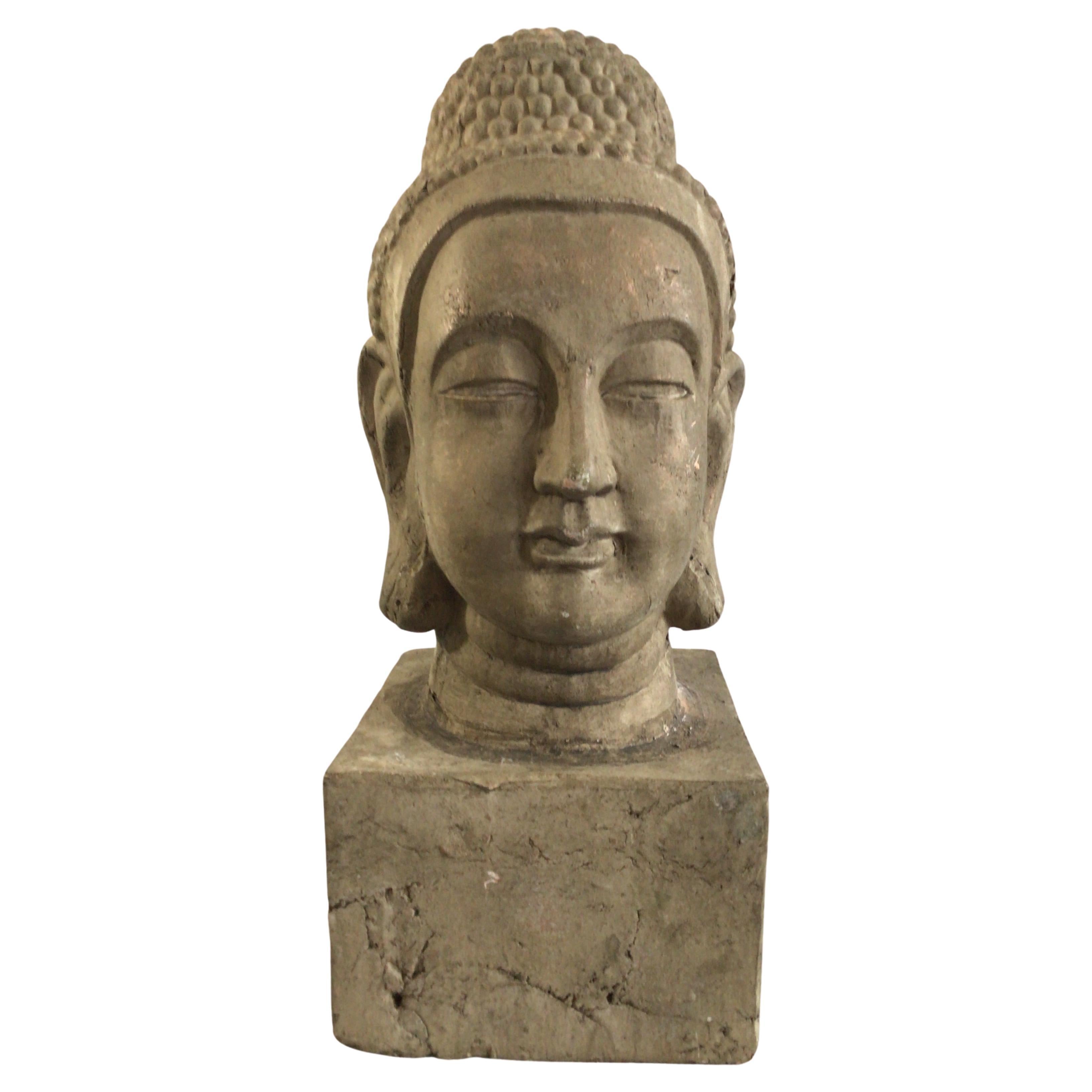 Bemalte Zen-Buddha-Kopfstatue aus gegossener Terrakotta aus den 1960er Jahren mit Sockel 