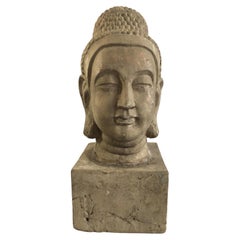 Bemalte Zen-Buddha-Kopfstatue aus gegossener Terrakotta aus den 1960er Jahren mit Sockel 