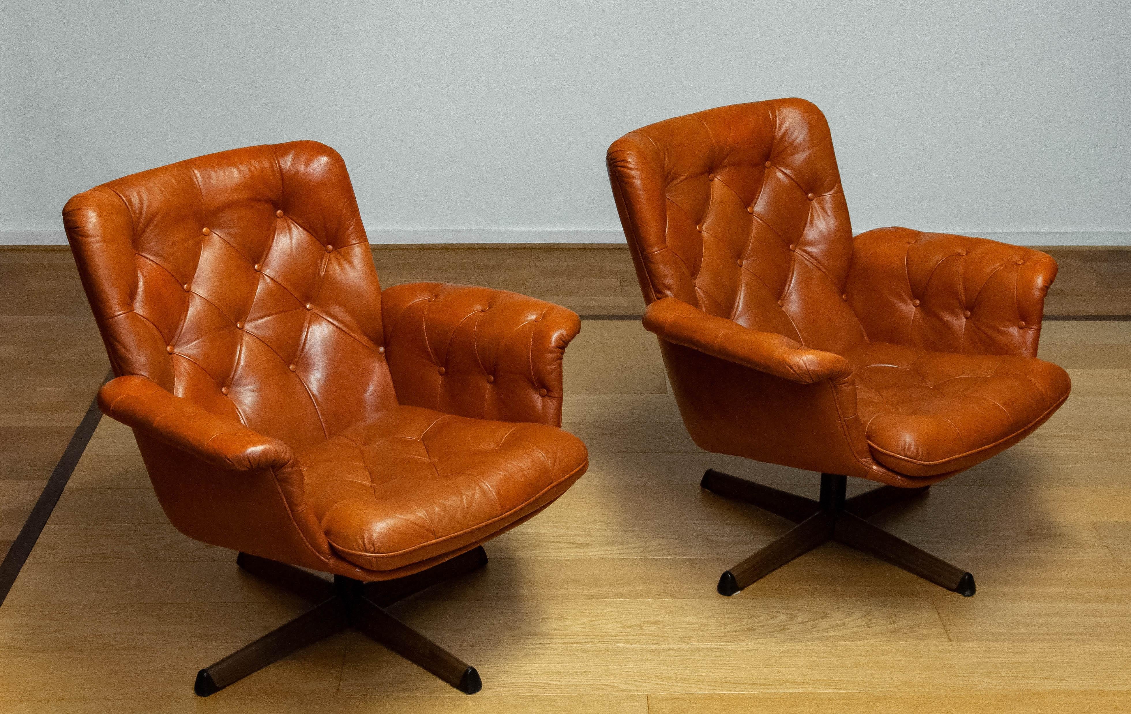 1960s Pair Cognac Leather EVA Swivel Chairs Göte Nassjö.  For Sale 5