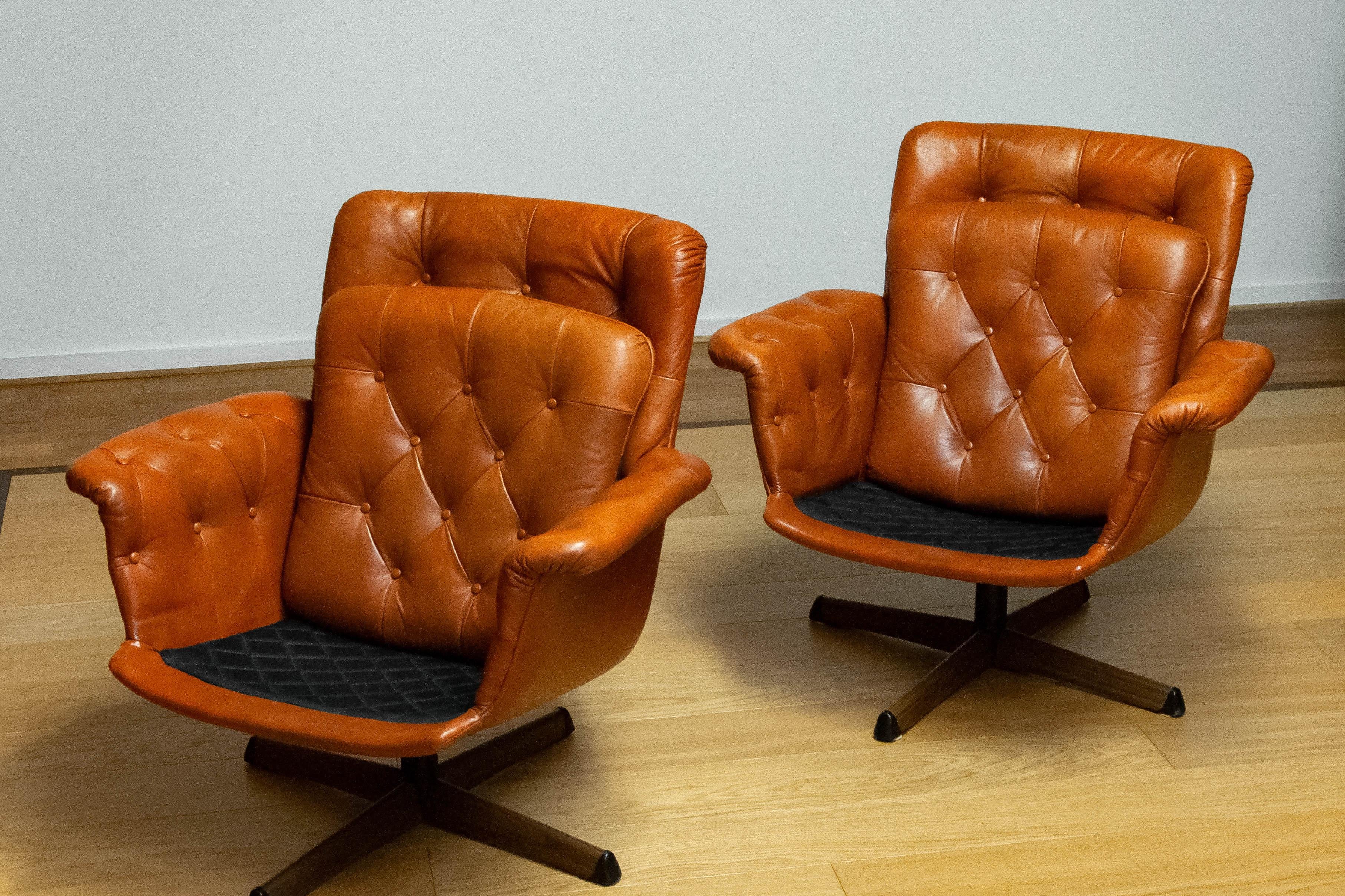1960s Pair Cognac Leather EVA Swivel Chairs Göte Nassjö.  For Sale 8