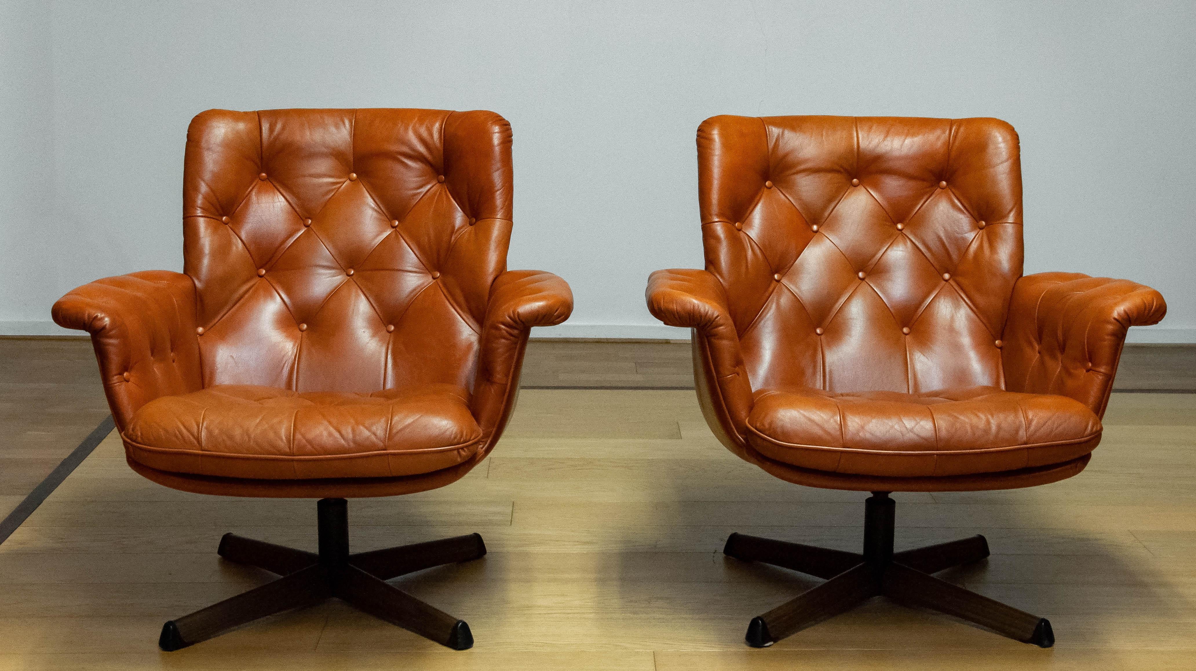1960s Pair Cognac Leather EVA Swivel Chairs Göte Nassjö.  For Sale 12