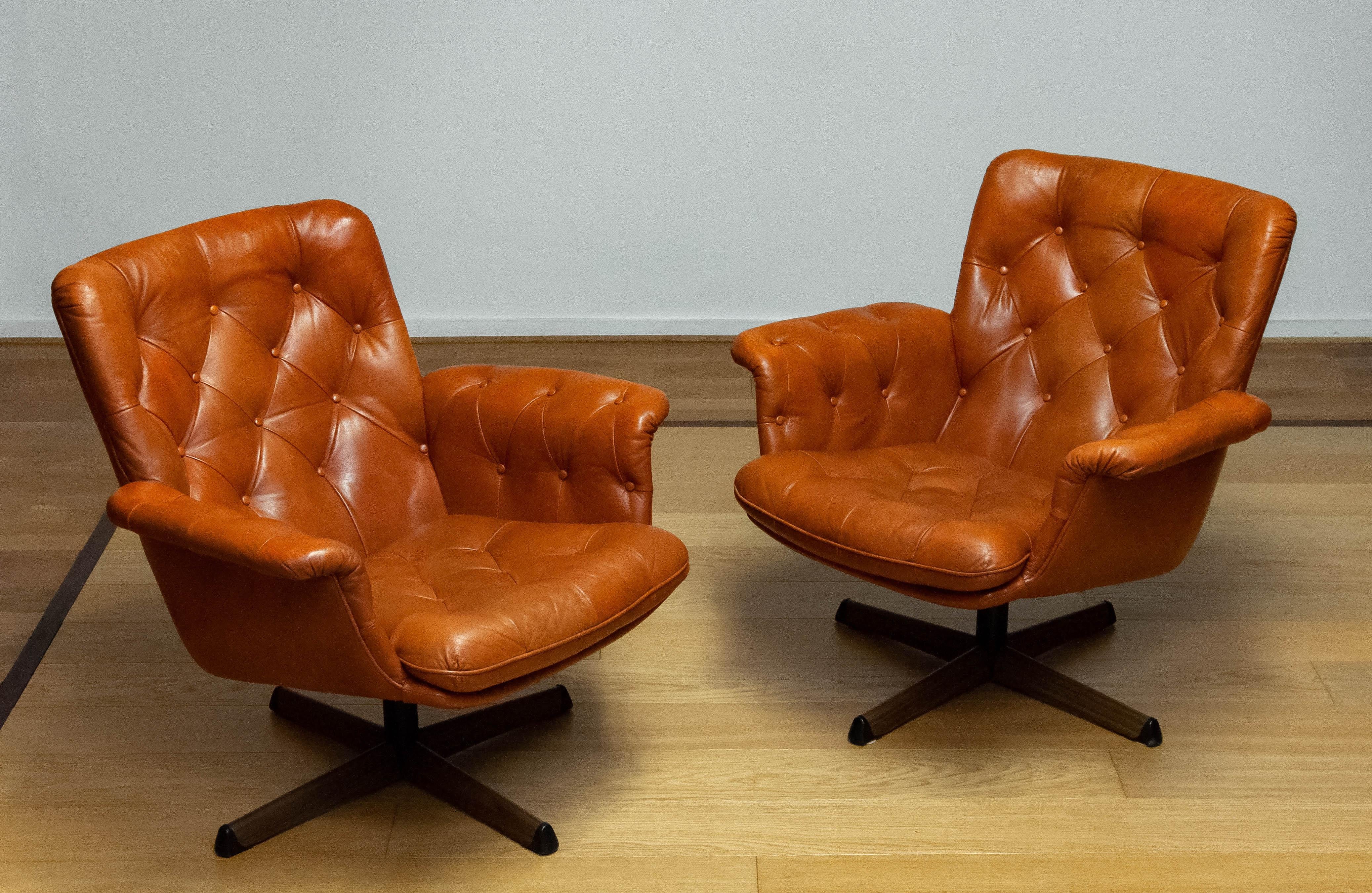 Suédois 1960s Pair Cognac Leather EVA Swivel Chairs Göte Nassjö.  en vente