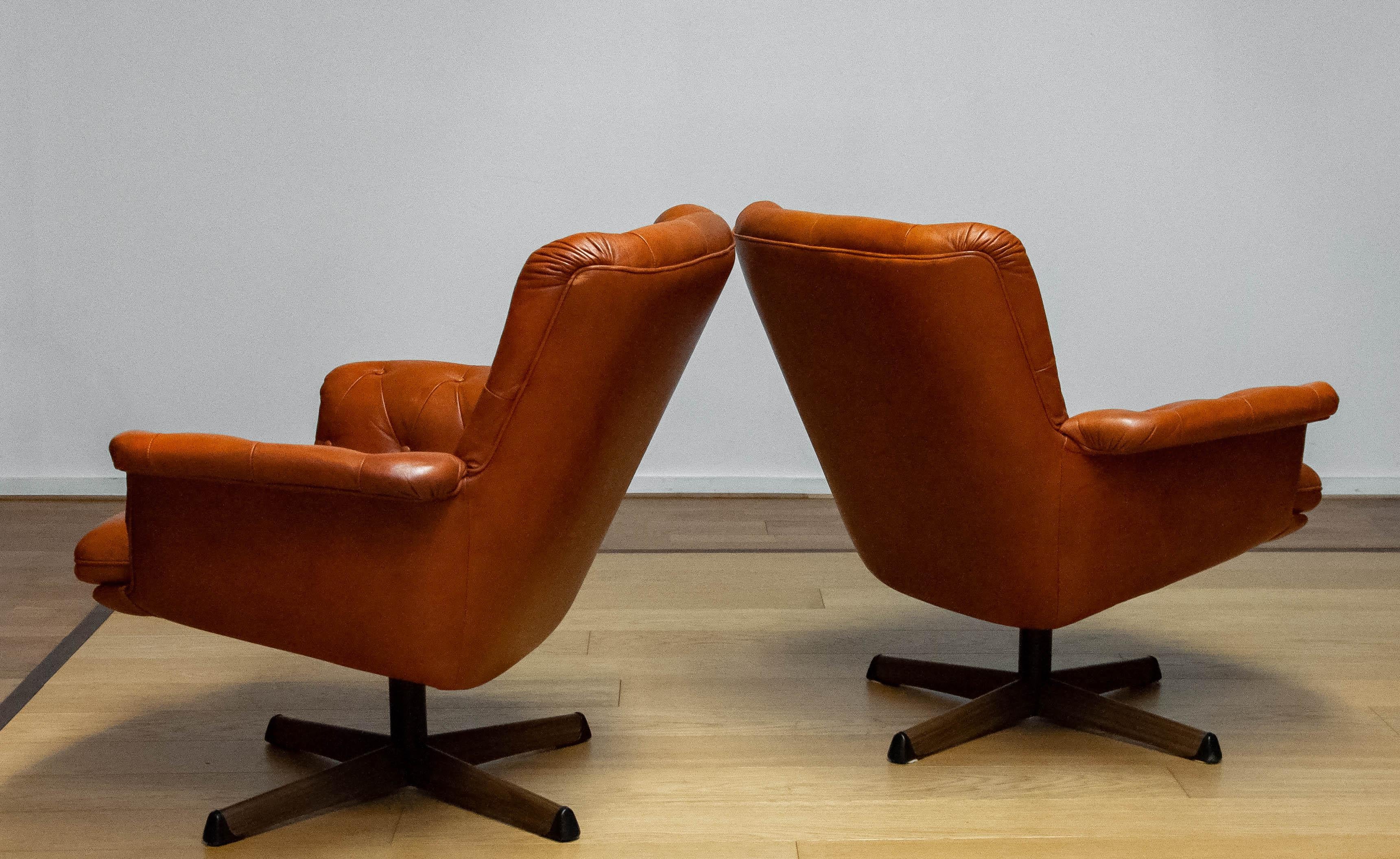 1960s Pair Cognac Leather EVA Swivel Chairs Göte Nassjö.  For Sale 1