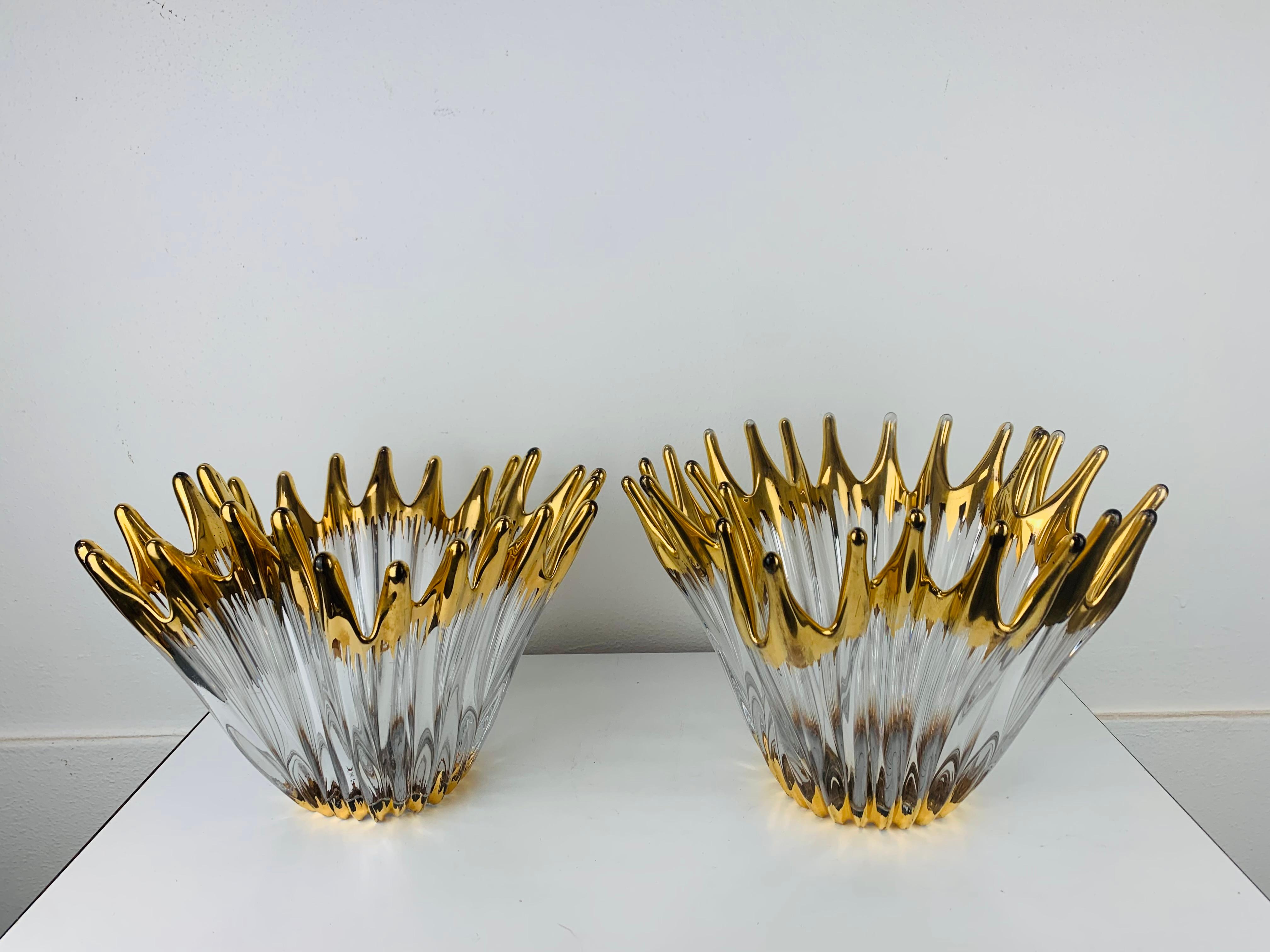 Pair of free form golden glass bowls attributed to Cofrac Art Verrier France. The form reminds of a crown, with its long golden peaks. It is handmade/handblown in heavy clear art glass. 

Measurements : 
height 19,5 cm and 20 cm
diameter 27,5 cm and