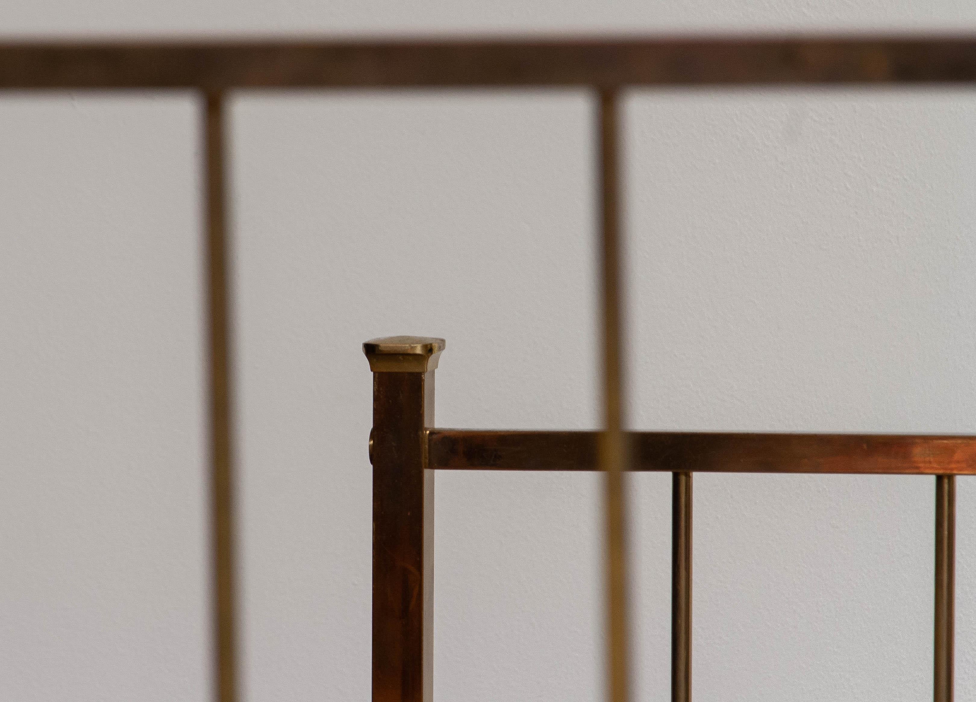 1960, Paire de grands cadres de lit en laiton français avec support de fondation 41 x 83 pouces en vente 4