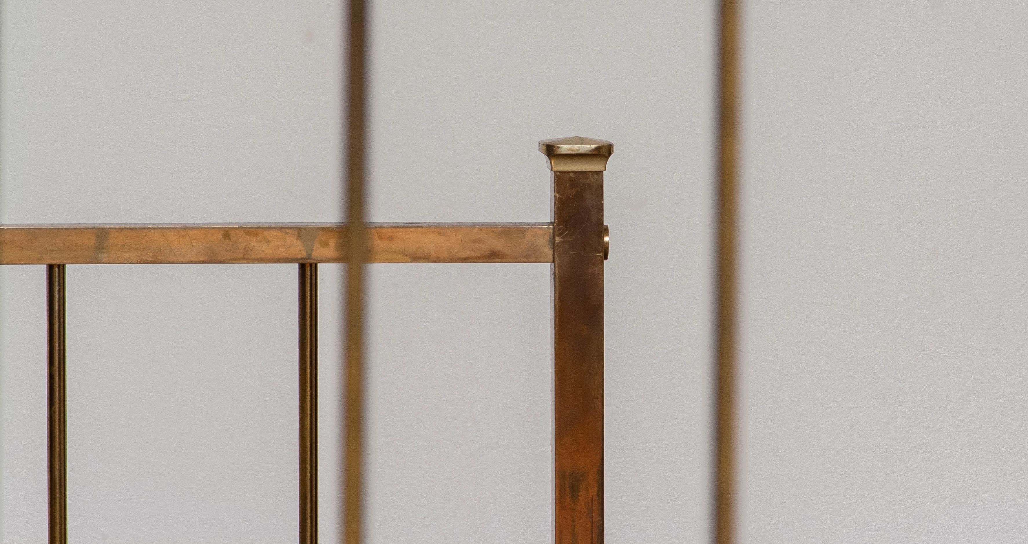 1960, Paire de grands cadres de lit en laiton français avec support de fondation 41 x 83 pouces en vente 5