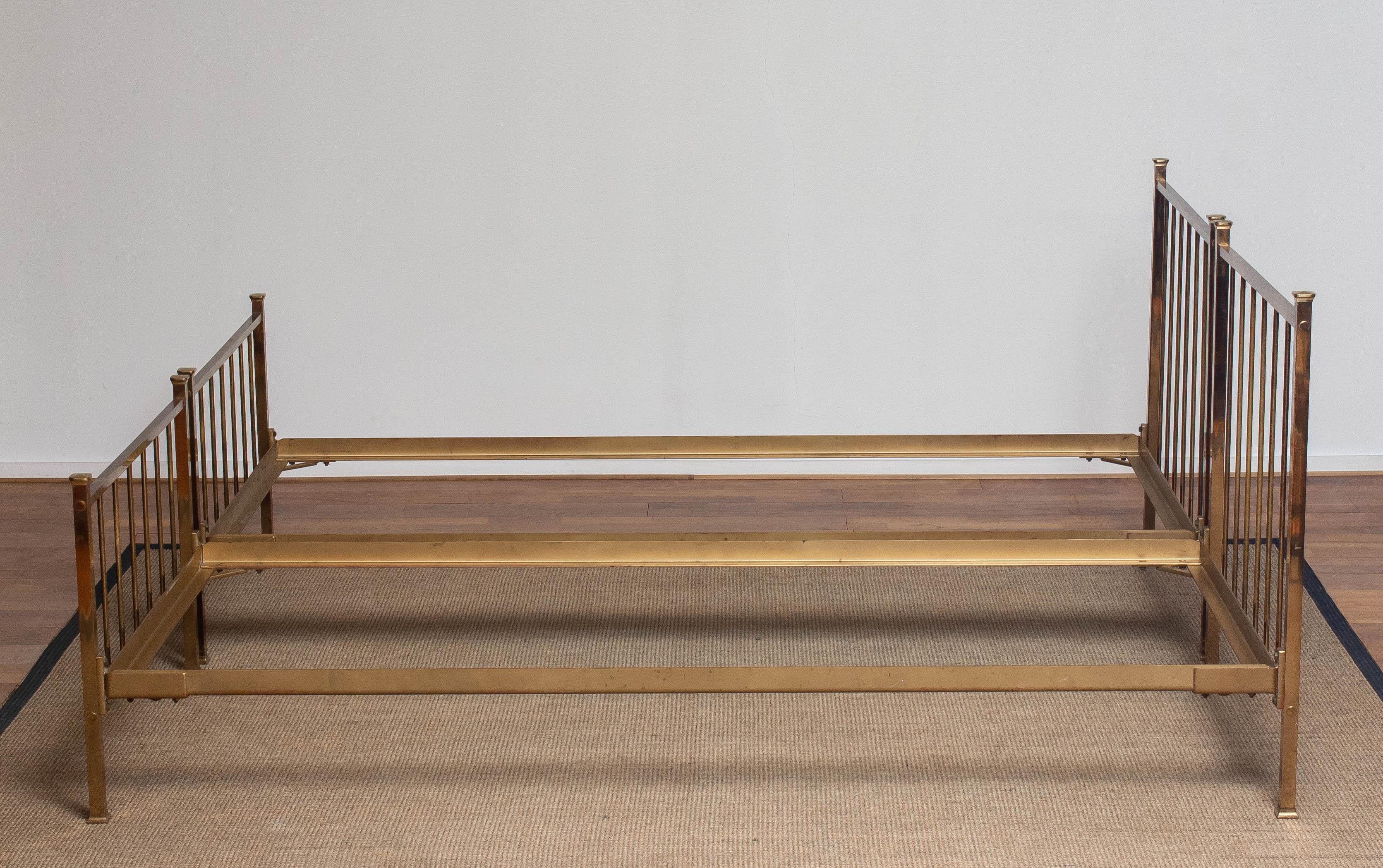 Français 1960, Paire de grands cadres de lit en laiton français avec support de fondation 41 x 83 pouces en vente