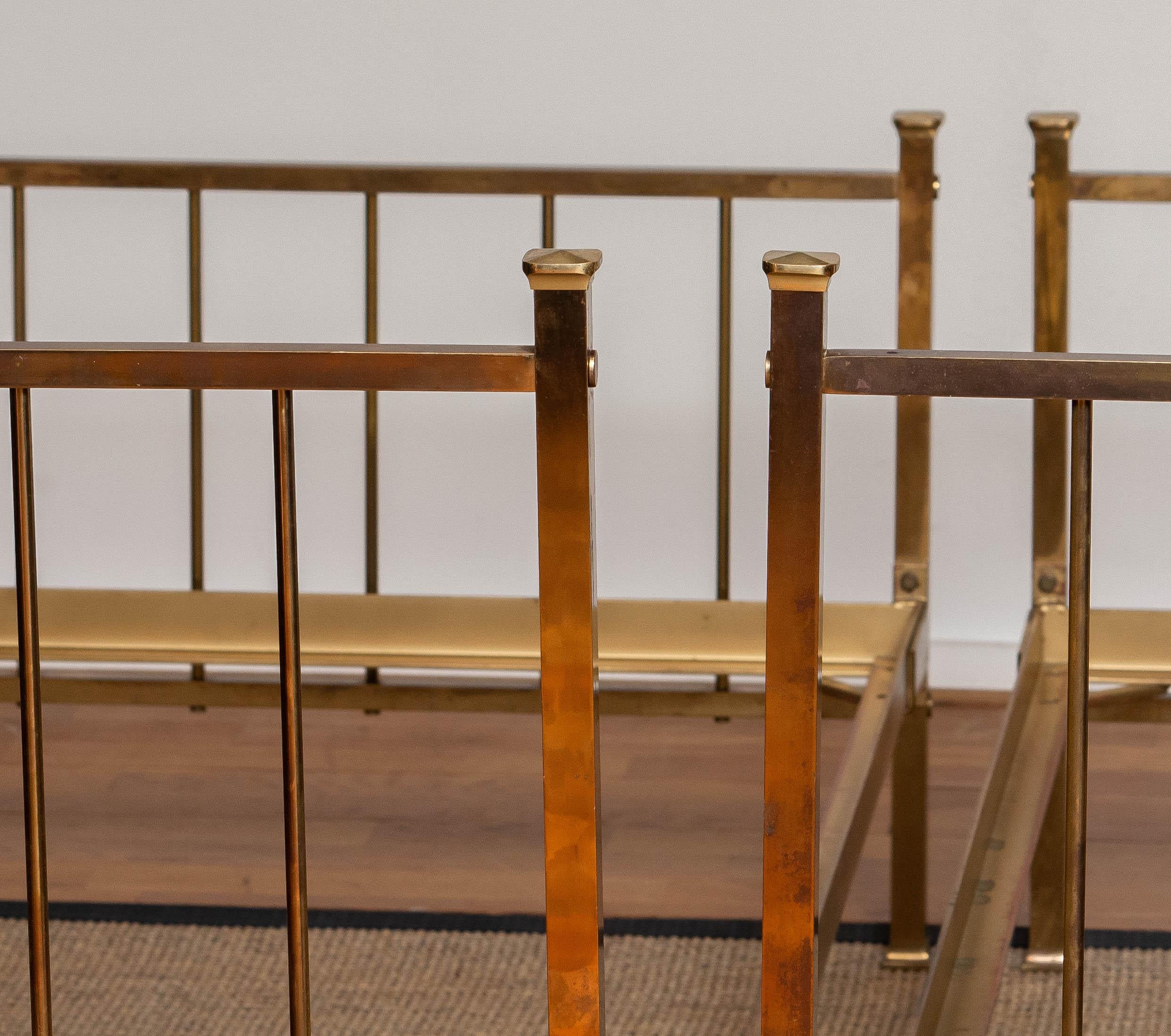 1960, Paire de grands cadres de lit en laiton français avec support de fondation 41 x 83 pouces en vente 1