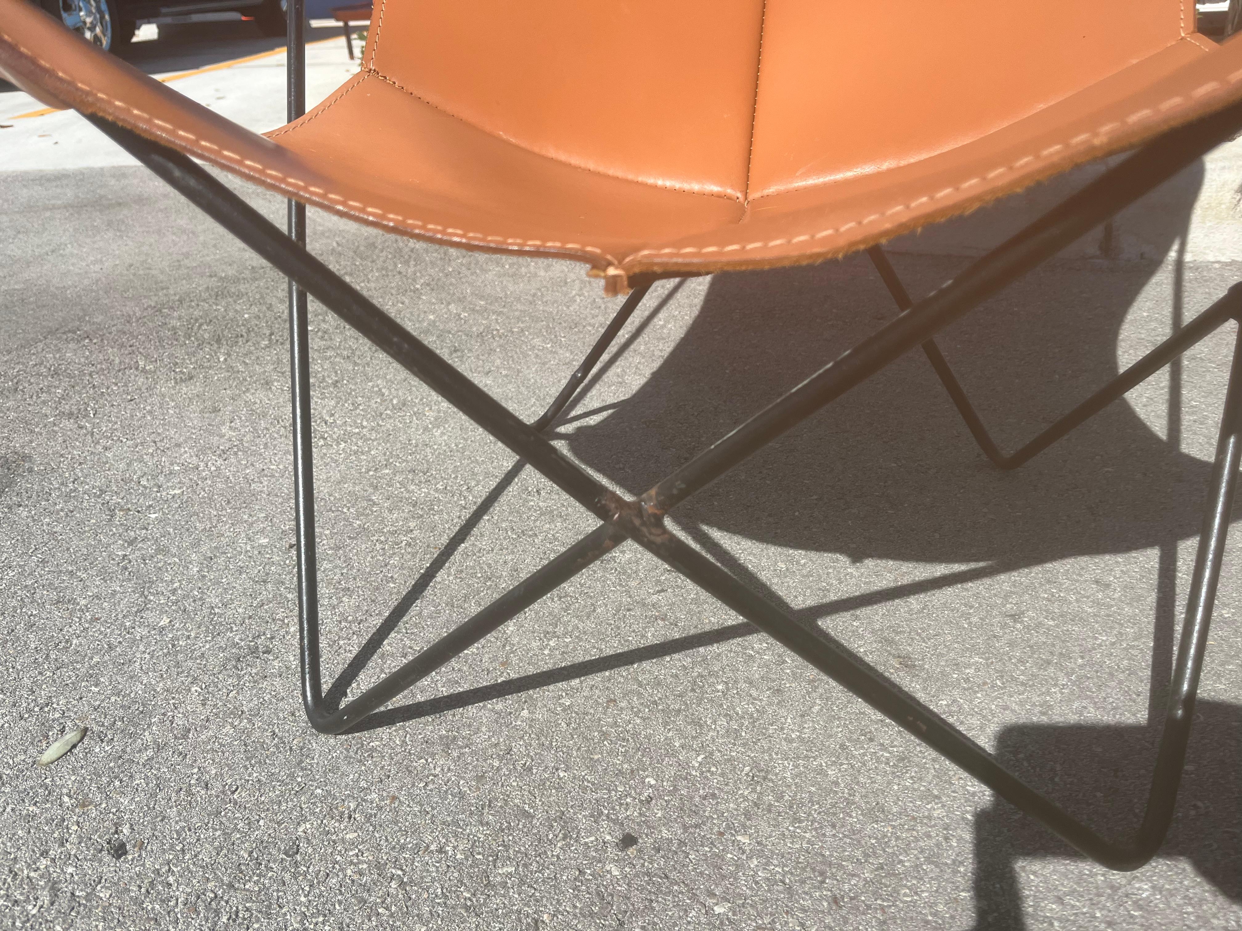 1960s Pair Leather Butterfly Chairs Jorge Ferrari Hardoy Bonet and Kurchan Knoll In Good Condition For Sale In Miami, FL