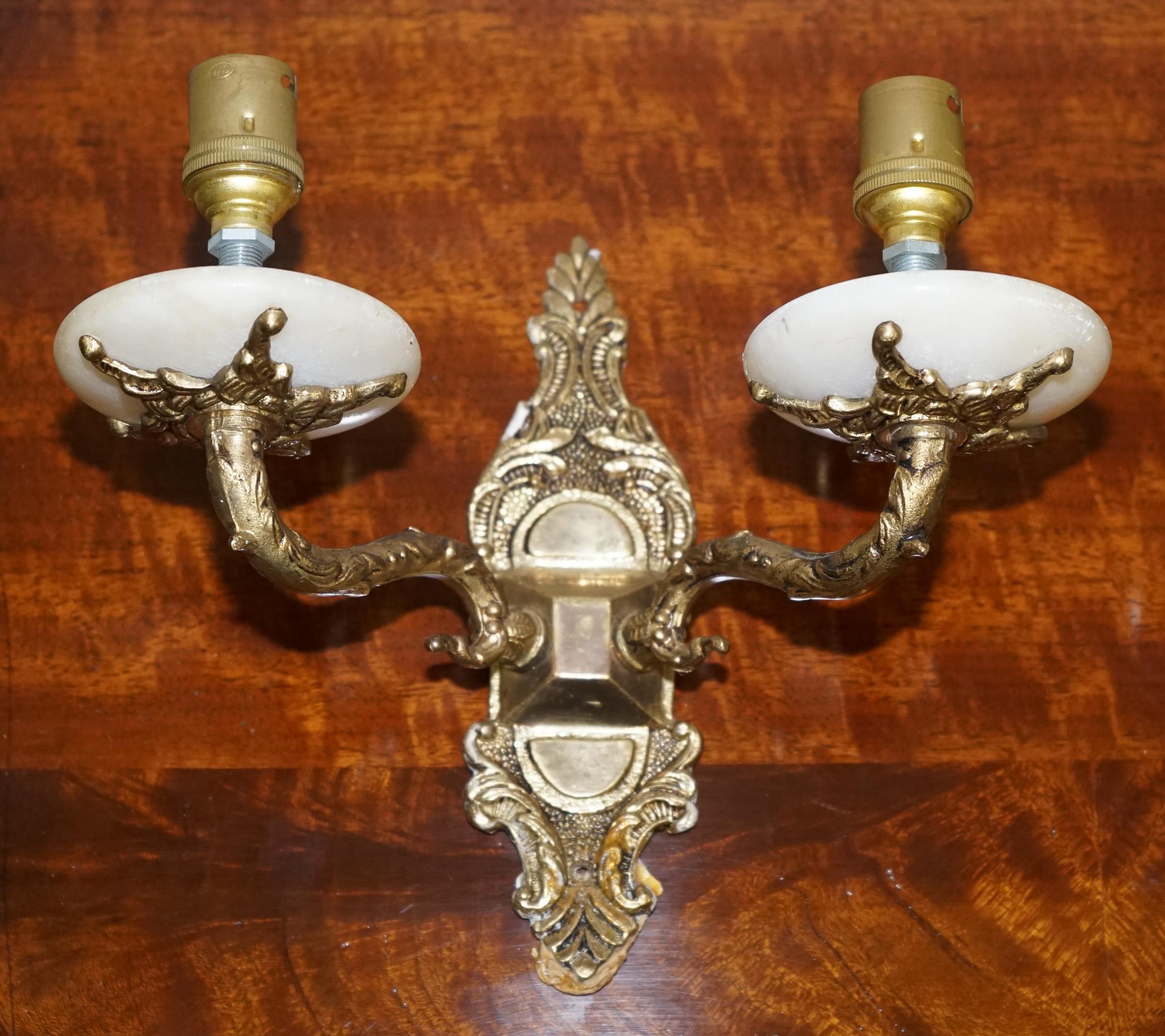 1960'S PAIR OF ALABASTER & BRASS TWIN WALL LiGHTS en venta 3