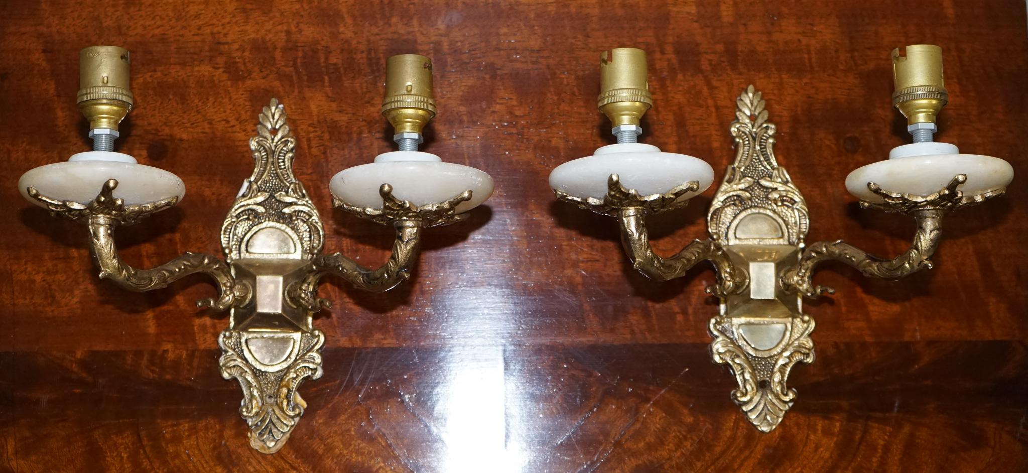 1960'S PAIR OF ALABASTER & BRASS TWIN WALL LiGHTS en venta 4