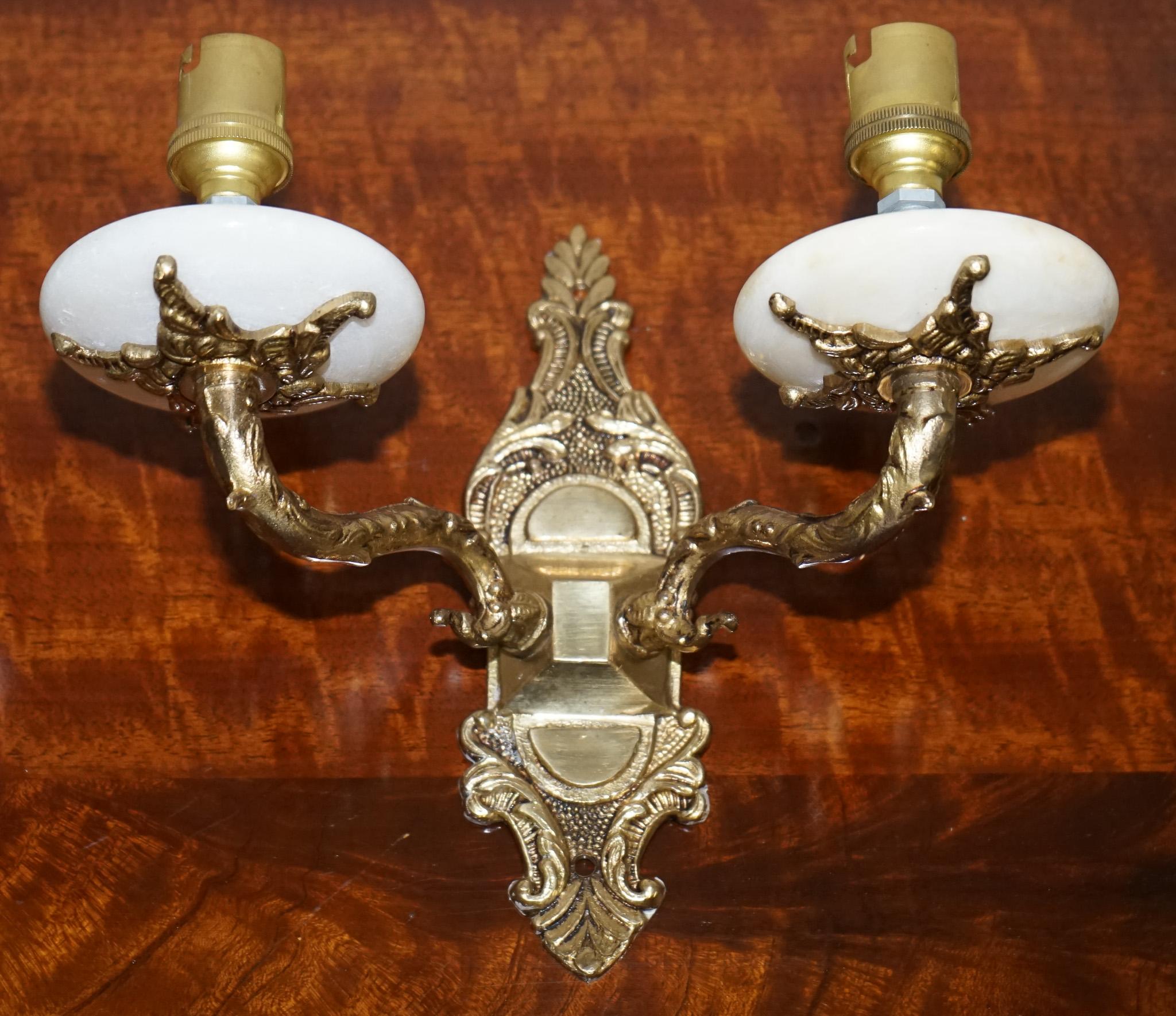 1960'S PAIR OF ALABASTER & BRASS TWIN WALL LiGHTS en venta 5