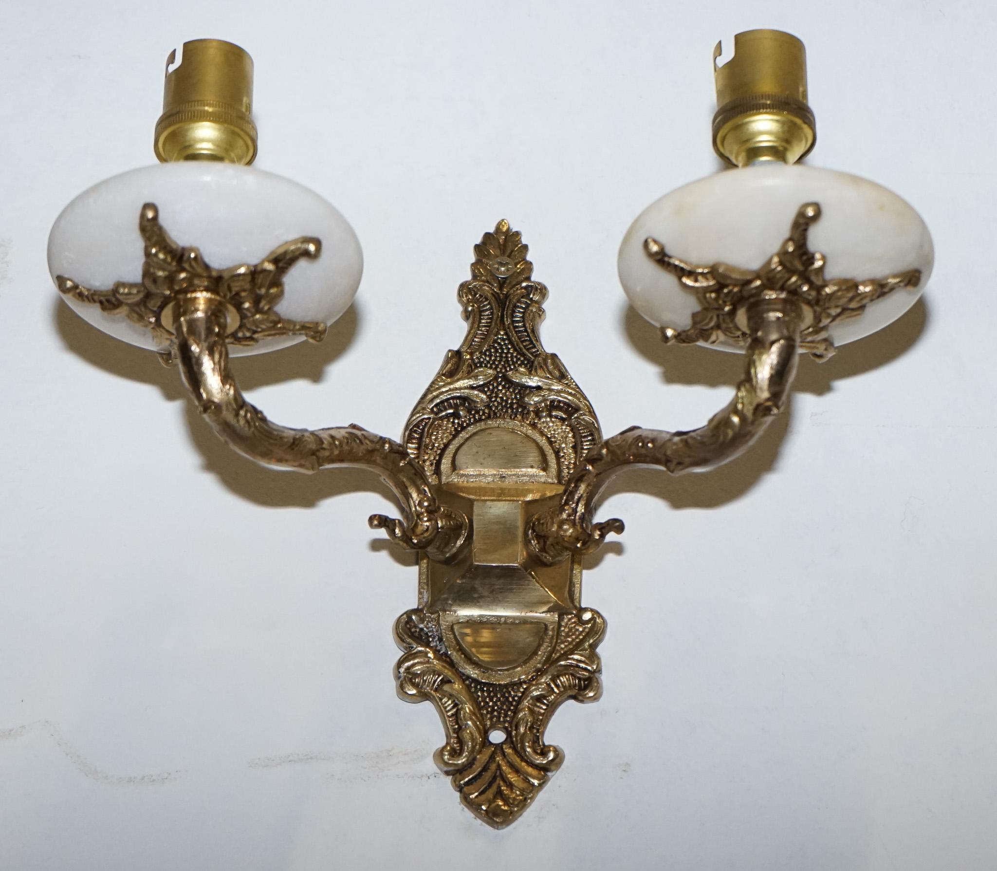 1960'S PAIR OF ALABASTER & BRASS TWIN WALL LiGHTS Británico en venta