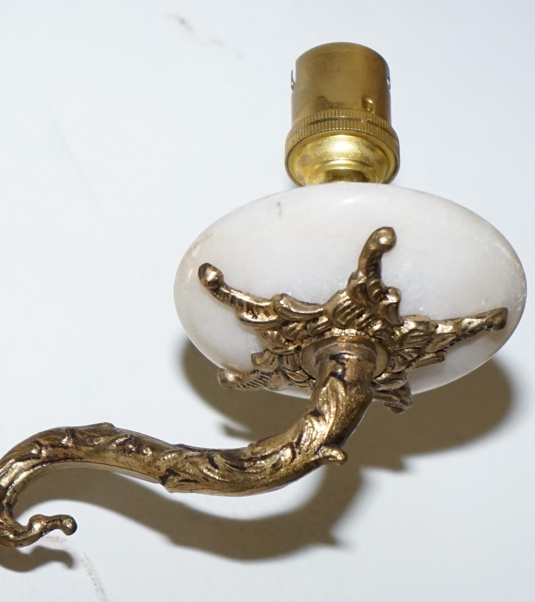 1960'S PAIR OF ALABASTER & BRASS TWIN WALL LiGHTS Hecho a mano en venta