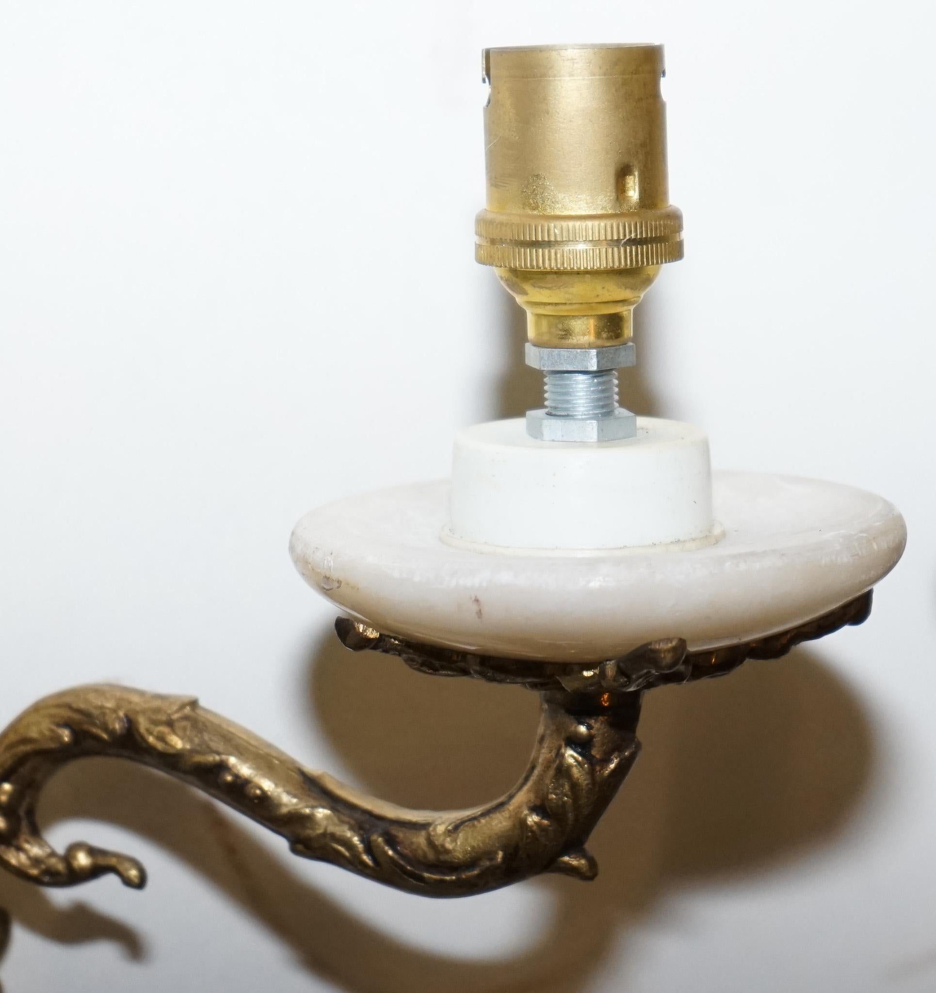 1960'S PAIR OF ALABASTER & BRASS TWIN WALL LiGHTS en Bueno estado para la venta en Pulborough, GB