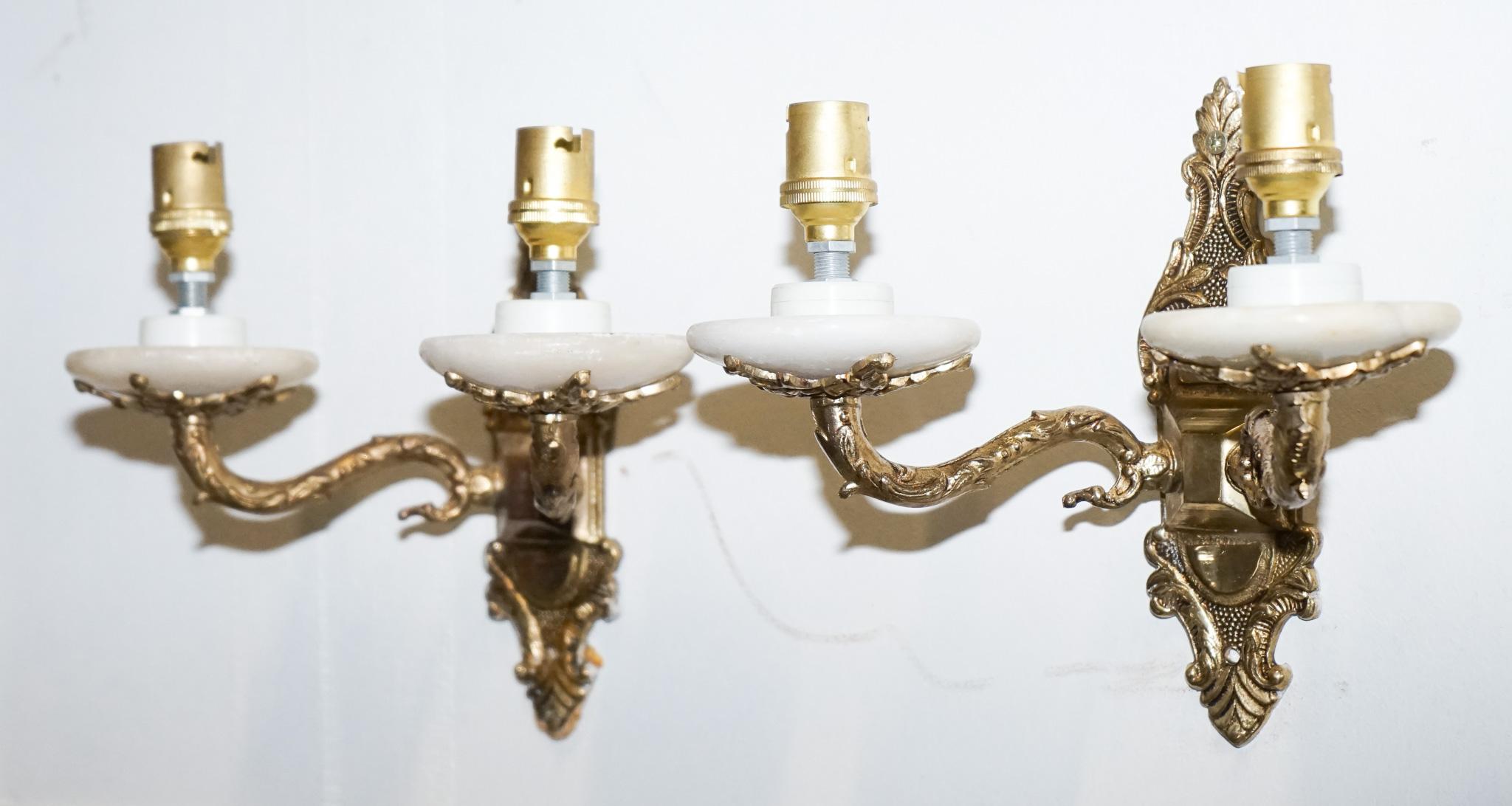 1960'S PAIR OF ALABASTER & BRASS TWIN WALL LiGHTS siglo XX en venta