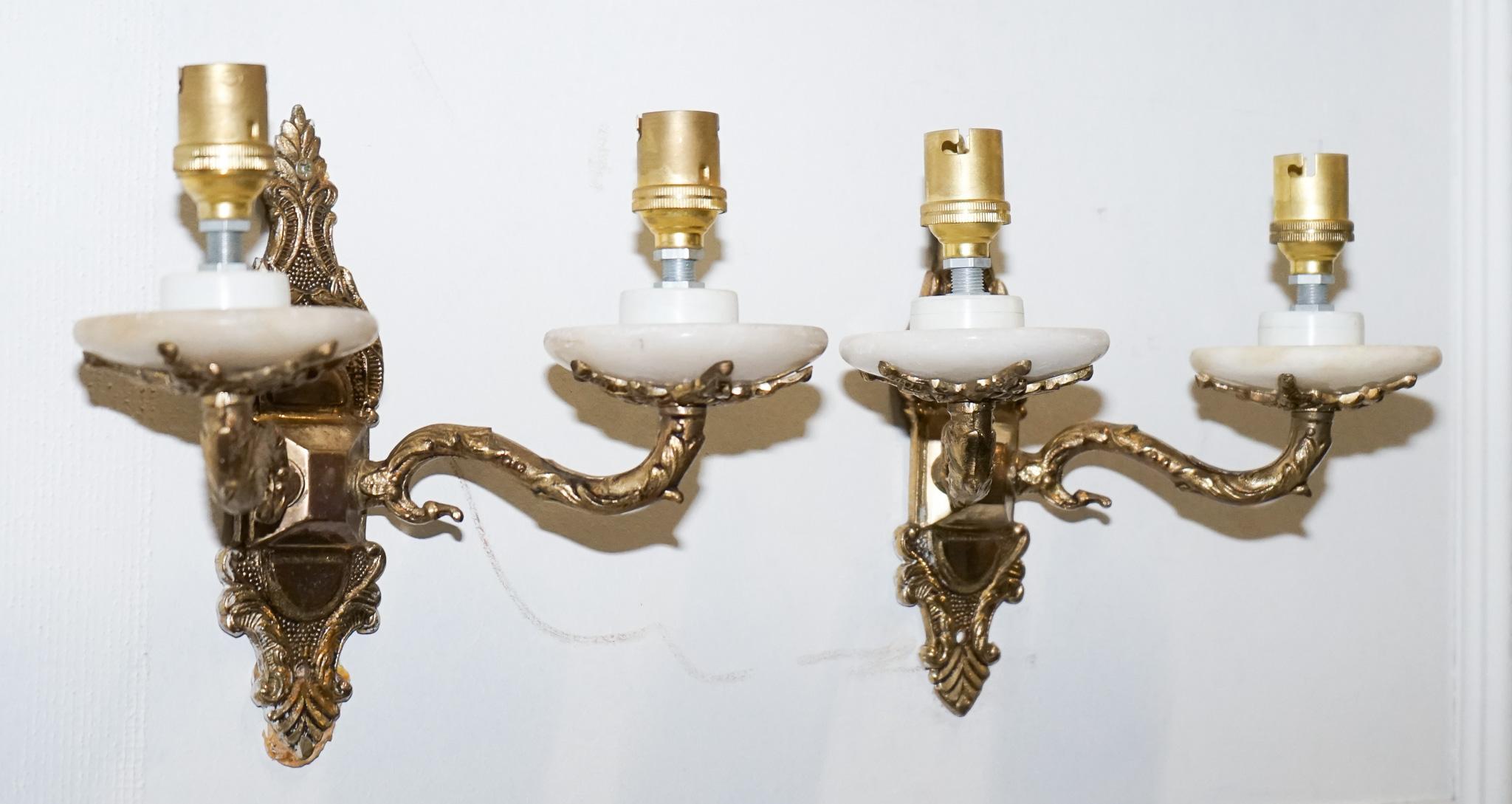 1960'S PAIR OF ALABASTER & BRASS TWIN WALL LiGHTS Latón en venta