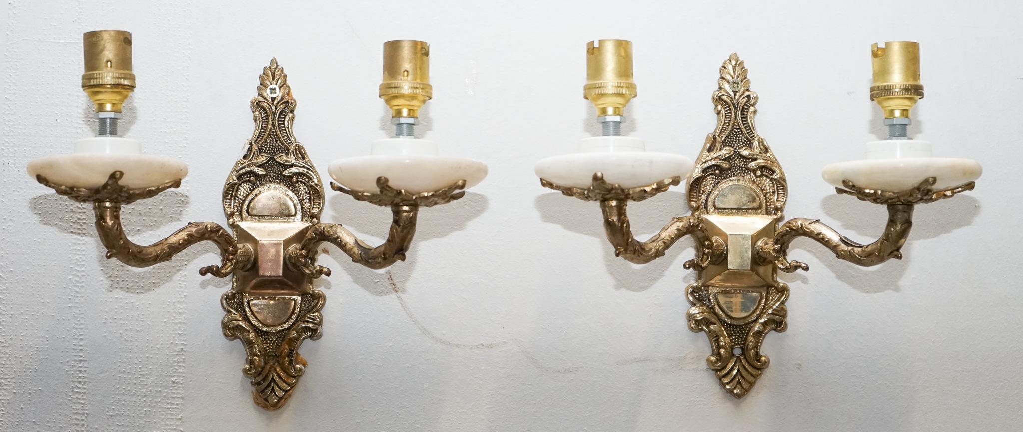 1960'S PAIR OF ALABASTER & BRASS TWIN WALL LiGHTS en venta 1