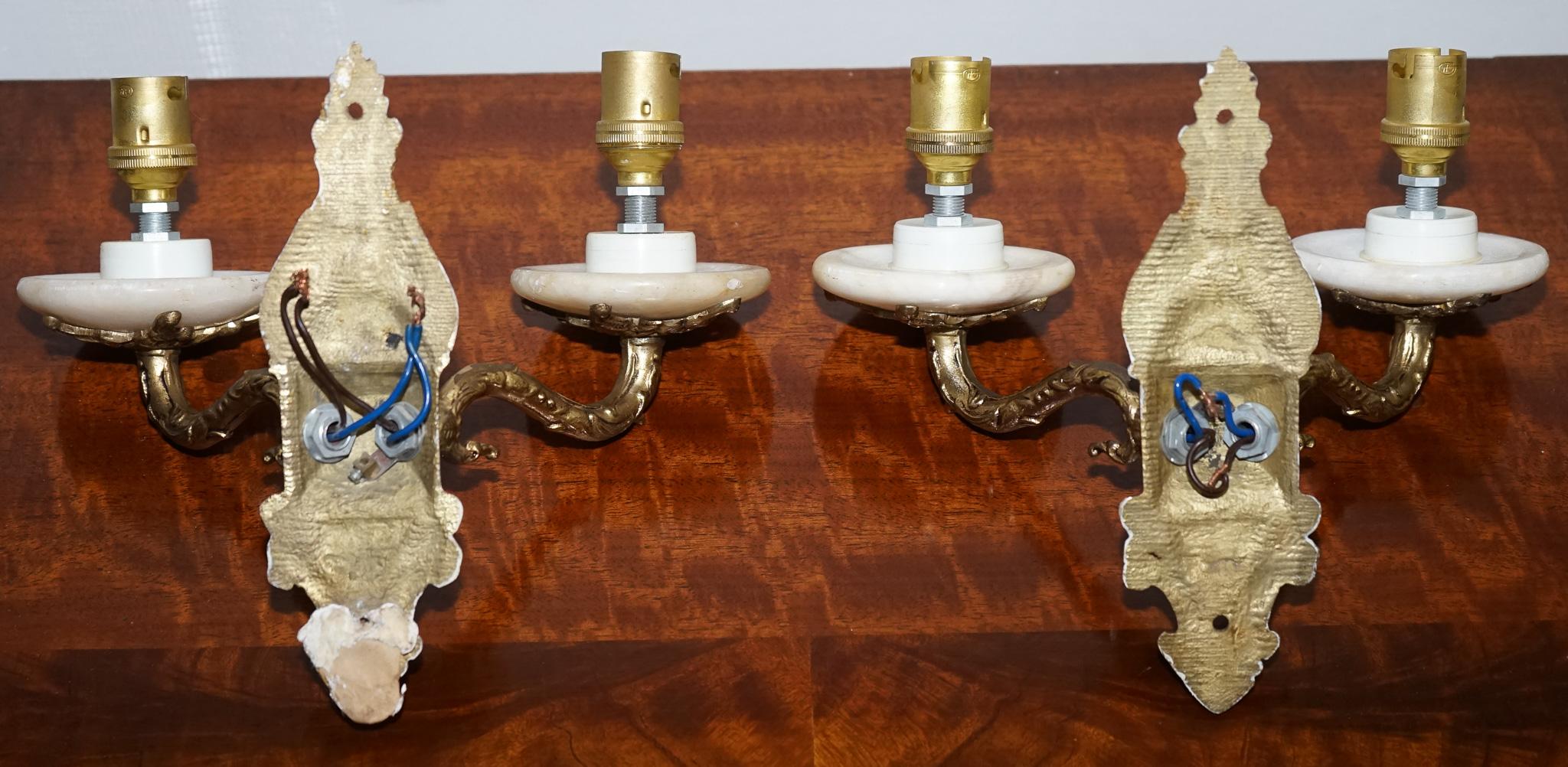 1960'S PAIR OF ALABASTER & BRASS TWIN WALL LiGHTS en venta 2