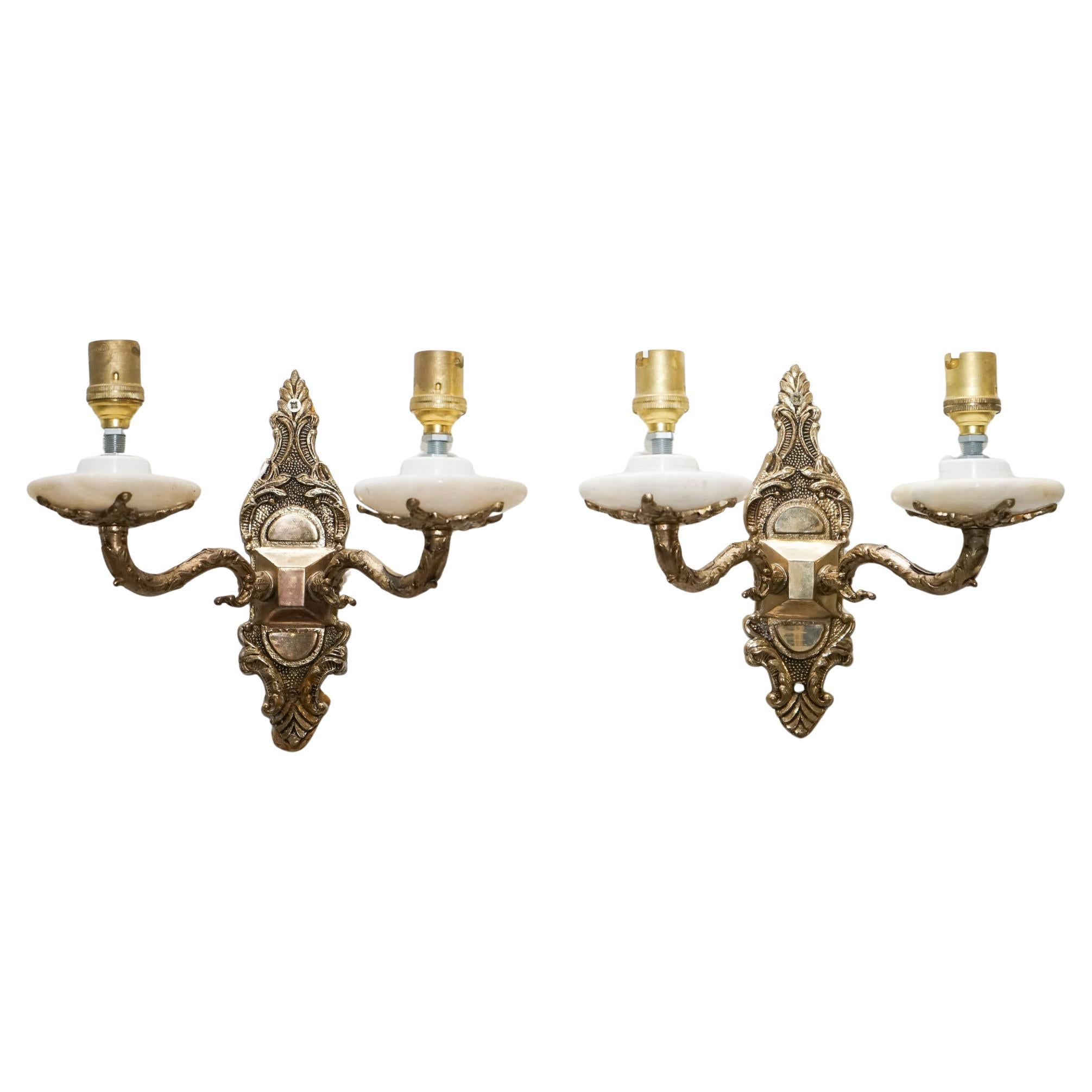 1960'S PAIR OF ALABASTER & BRASS TWIN WALL LiGHTS en venta