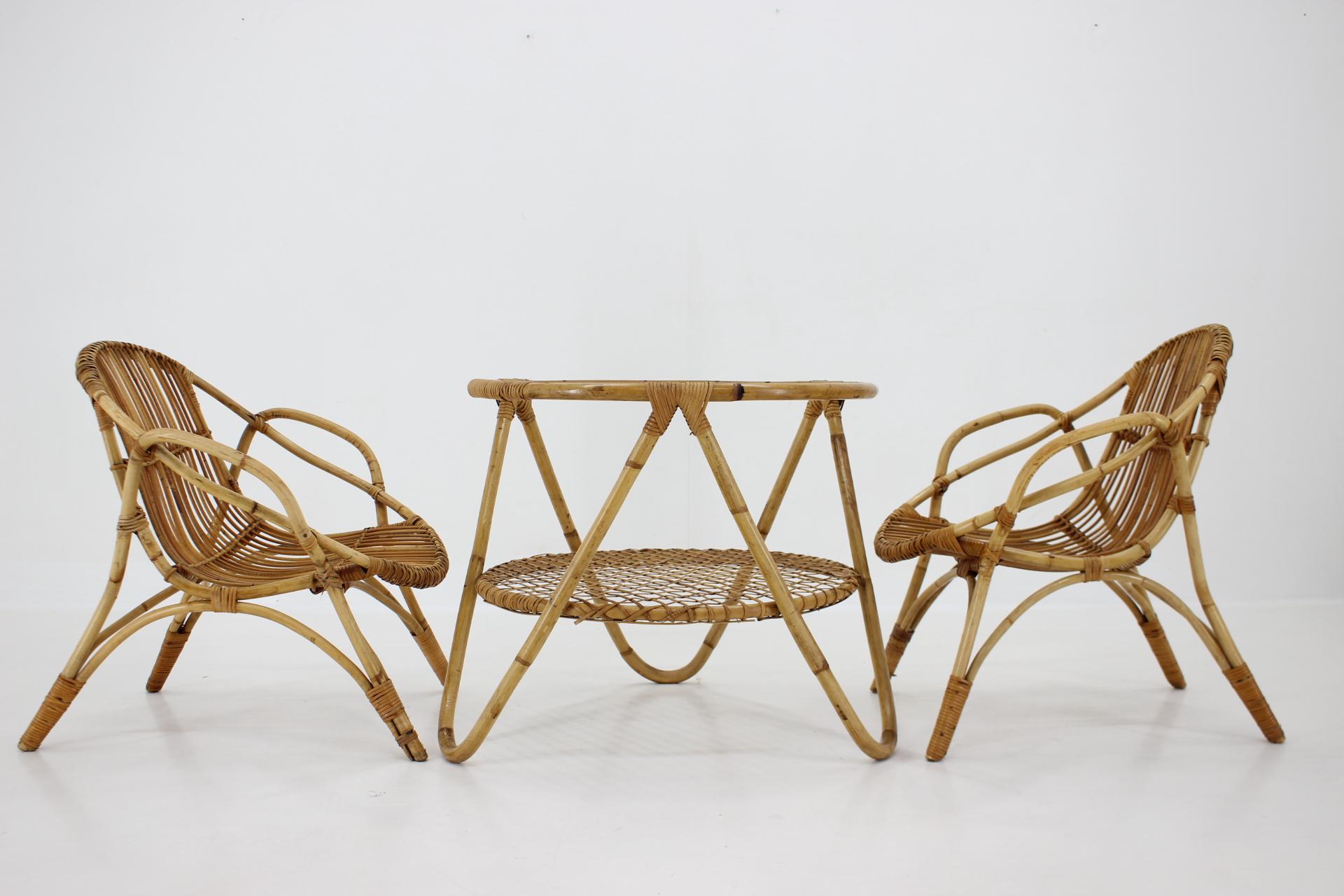 Paar Alan Fuchs-Rattan-Lounge-Stühle und Couchtisch aus den 1960er Jahren, Tschechoslowakei (Moderne der Mitte des Jahrhunderts) im Angebot