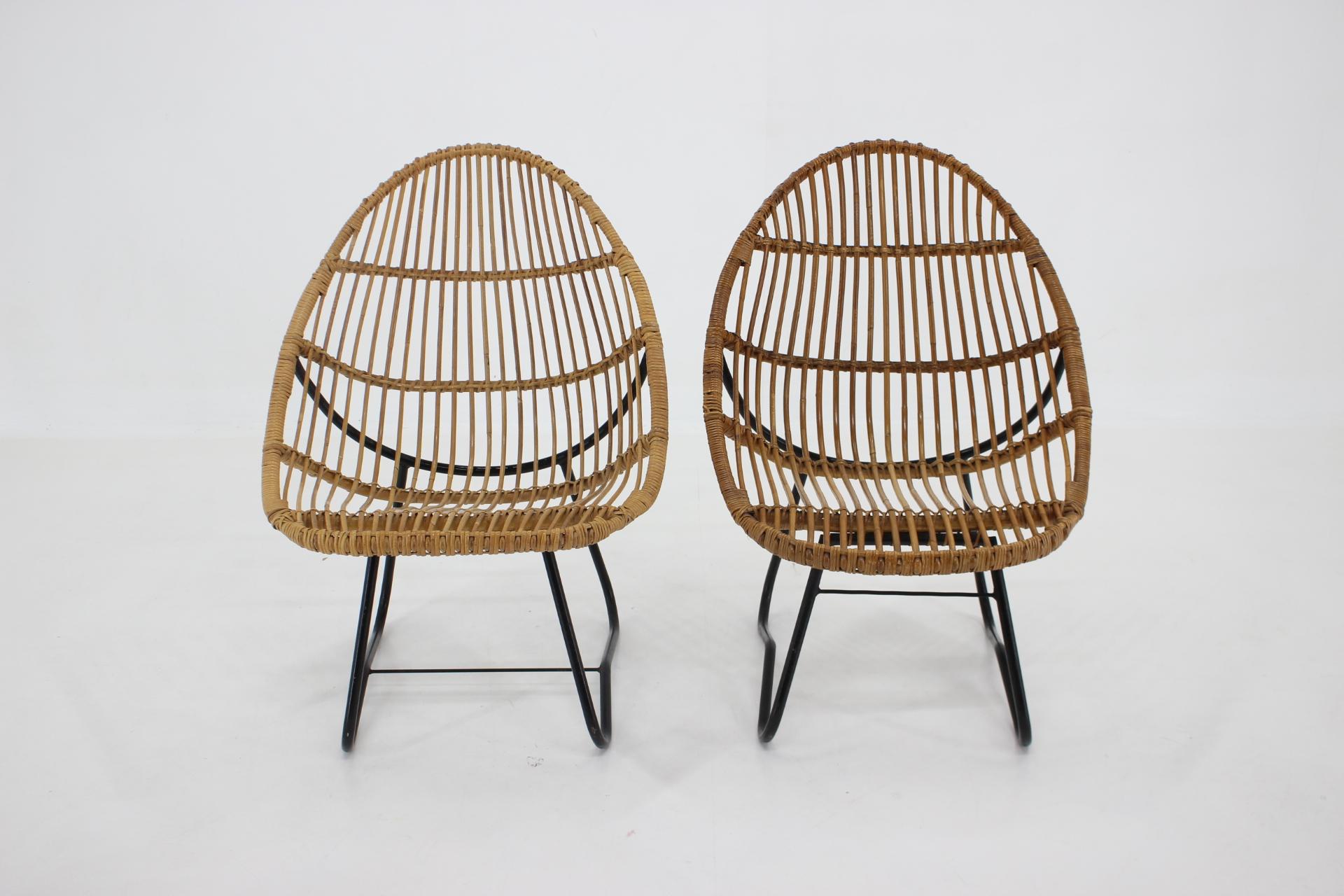 - Eisensockel in gutem Originalzustand mit einigen Gebrauchsspuren. 
- Rattan in sehr gutem Zustand.
- Hergestellt in Deutschland.
- Inklusive Schafsfell.
- Höhe der Sitzfläche 39 cm.