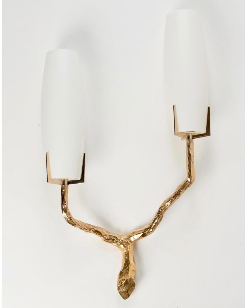 Elegant gilded bronze wall lights designed by Maison Arlus in the 1960s.
The two luminous arms in gilded bronze represent a stylized branch.
They are dressed
Cylindrical shades in ecru cotton resting on the branch.
2 bulbs per wall light.

 