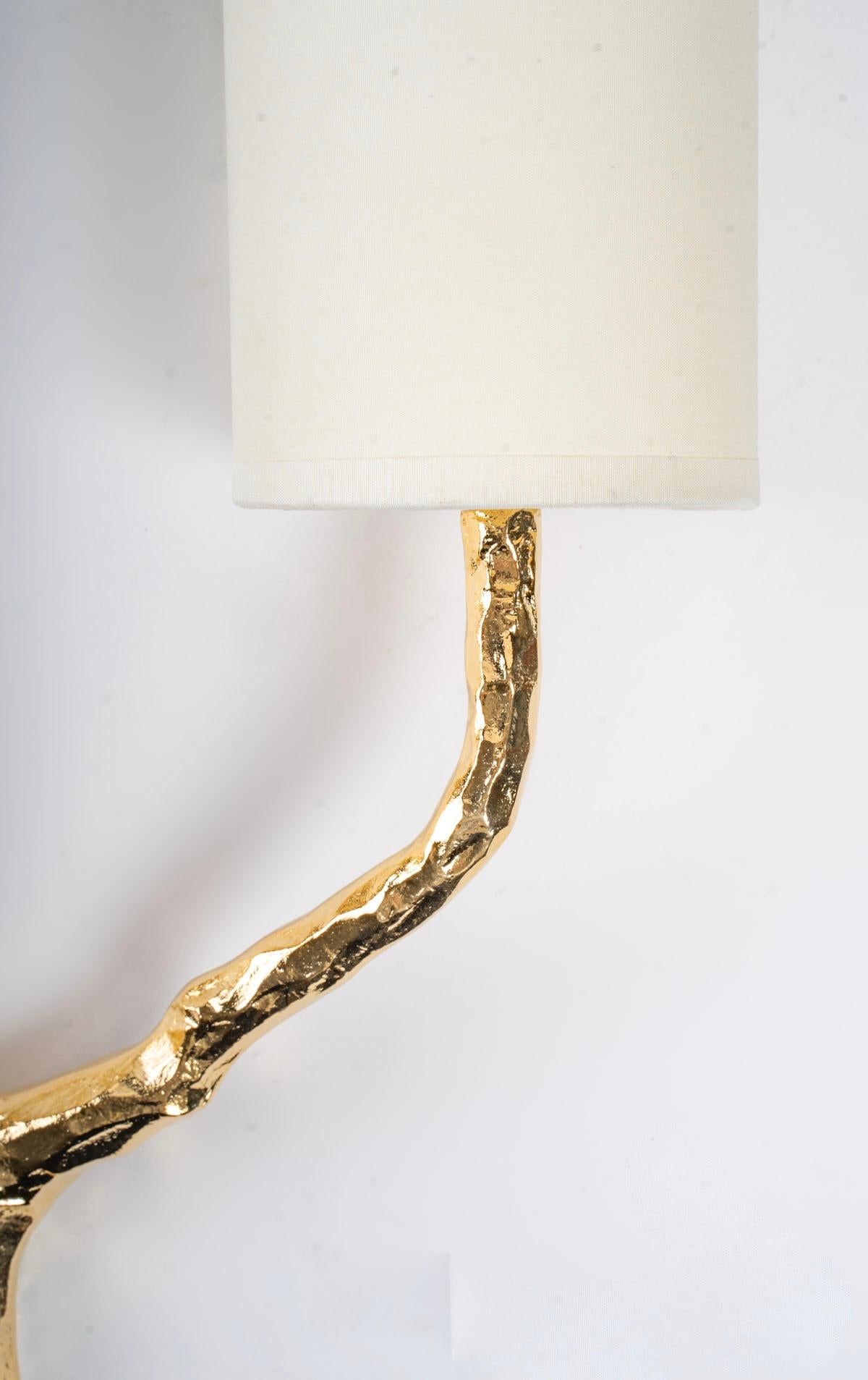 Elegant gilded bronze wall lights designed by Maison Arlus in the 1960s.
The two luminous arms in gilded bronze represent a stylized branch.
They are dressed
Cylindrical shades in ecru cotton resting on the branch.
2 bulbs per wall light.
 
 