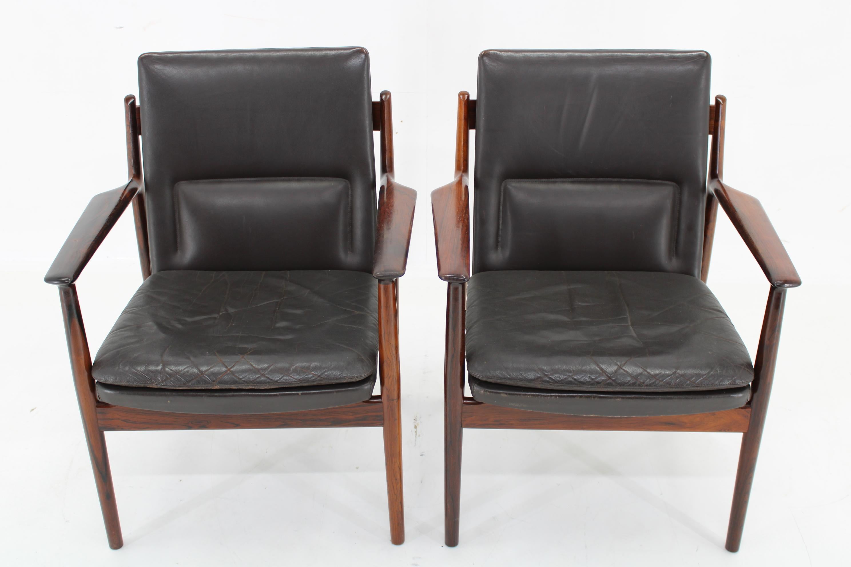 - Goog original condition with minor signs of use 
- Made of solid palisander wood 
- Armrests 61cm